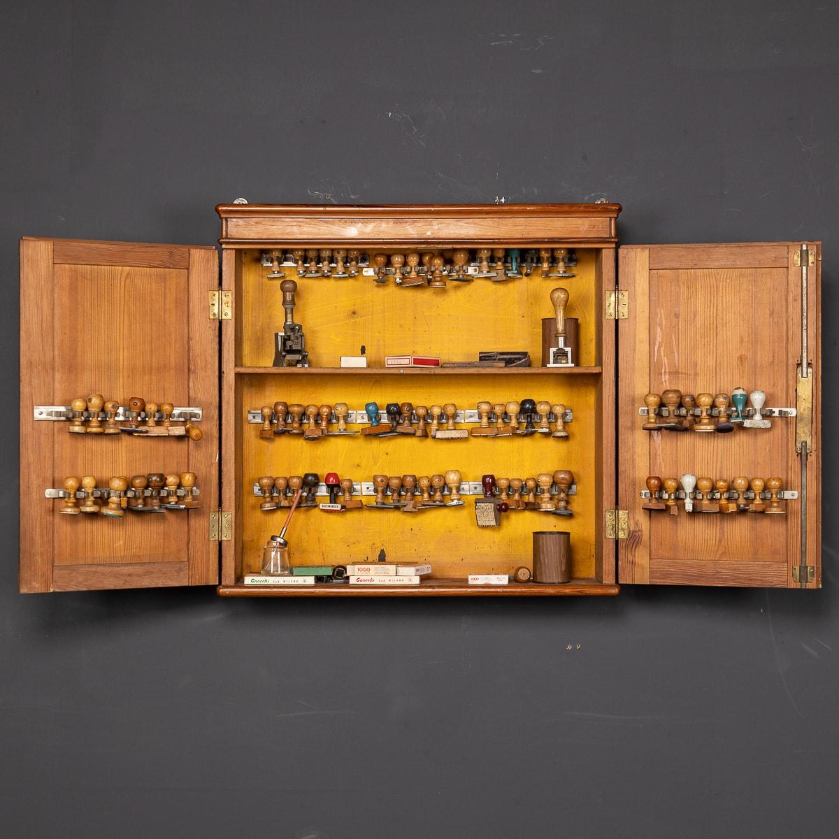 Armoire en pin italienne du 20e siècle et collection de plus de huit estampilles en caoutchouc vers 1930 en vente 3