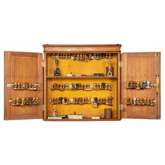 Armoire en pin italienne du 20e siècle et collection de plus de huit estampilles en caoutchouc vers 1930