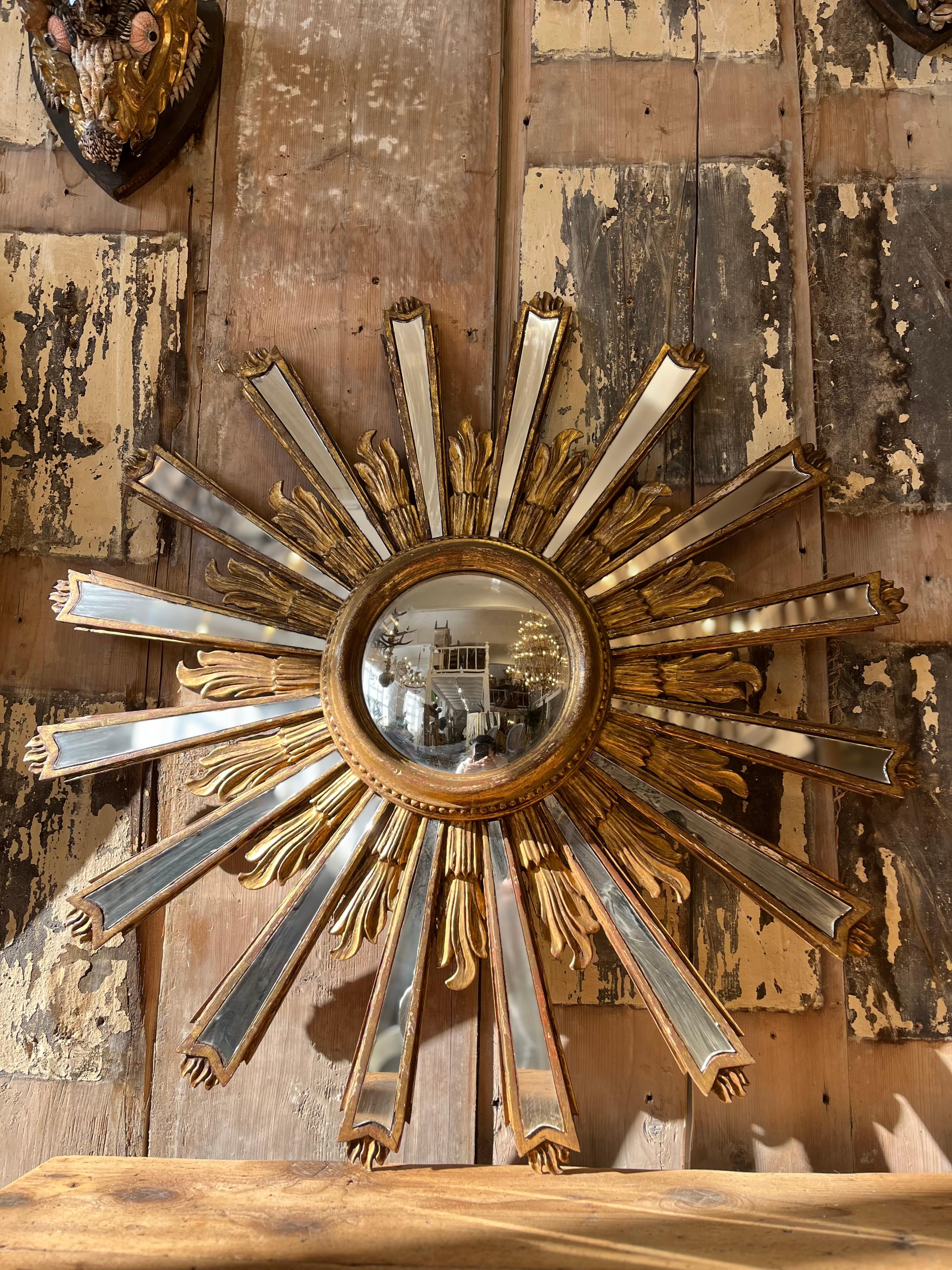 Rayon en bois doré avec insertions de miroirs. Miroir central convexe, également appelé 