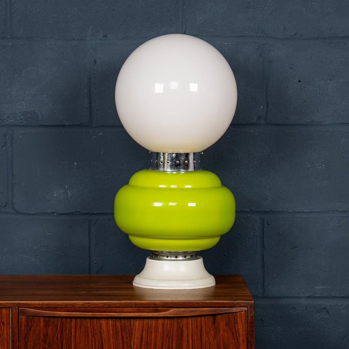 Una meravigliosa lampada da tavolo vintage italiana realizzata da Carlo Nason per Mazzega. Prodotta a Murano, Venezia, negli anni '1970, questa lampada in cromo e vetro è un esempio della lavorazione di Carlo Nason. Utilizzando colori vivaci, Nason