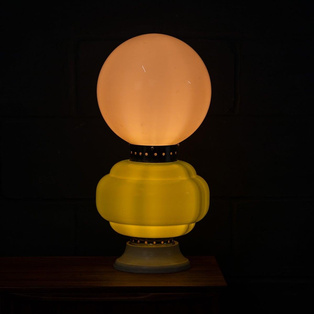 Italiano Lampada da tavolo italiana del XX secolo di Carlo Nason per Mazzega, realizzata a Murano nel 1970. in vendita