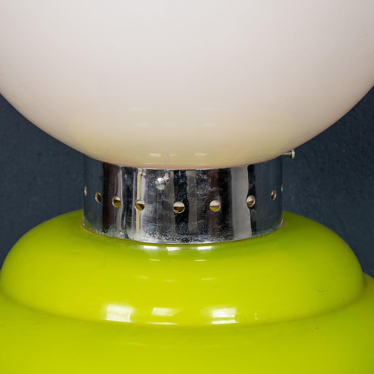 Metallo Lampada da tavolo italiana del XX secolo di Carlo Nason per Mazzega, realizzata a Murano nel 1970. in vendita