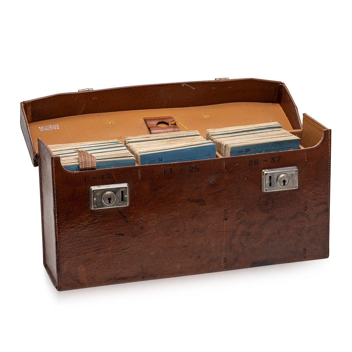 Ancienne collection de cartes routières britanniques Bartholomew du 20e siècle, sous coffret en cuir, par Edward Stanford Ltd de Londres. Un volume présente une carte de l'ensemble des îles britanniques, divisée en carrés numérotés, chaque livre