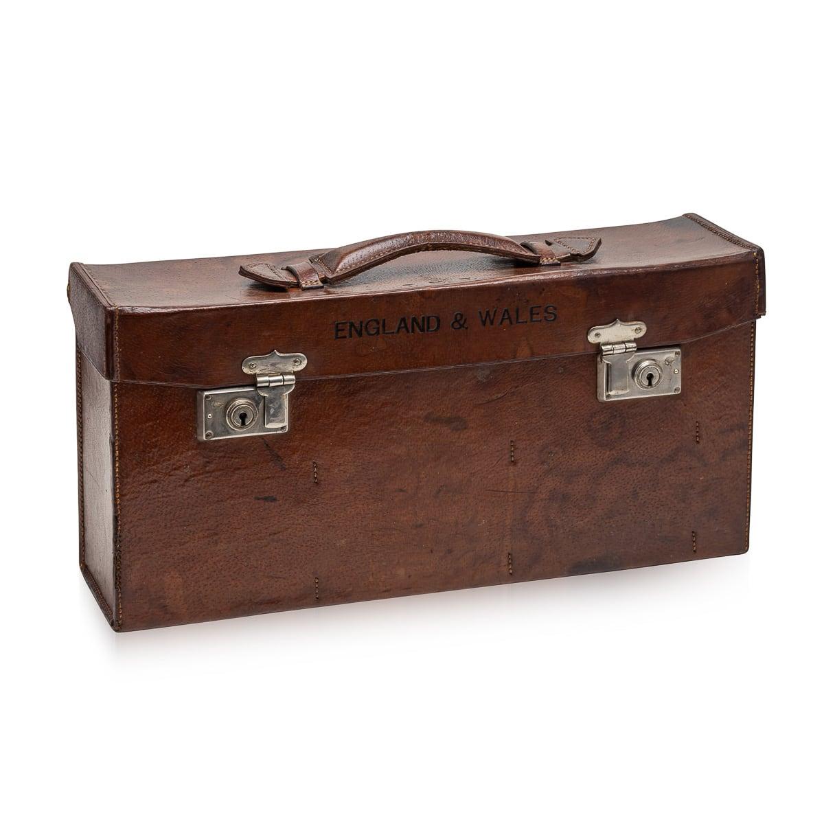 Autre Collection de cartes de Bartholomew de Grande-Bretagne du 20e siècle avec étui en cuir, vers 1920 en vente