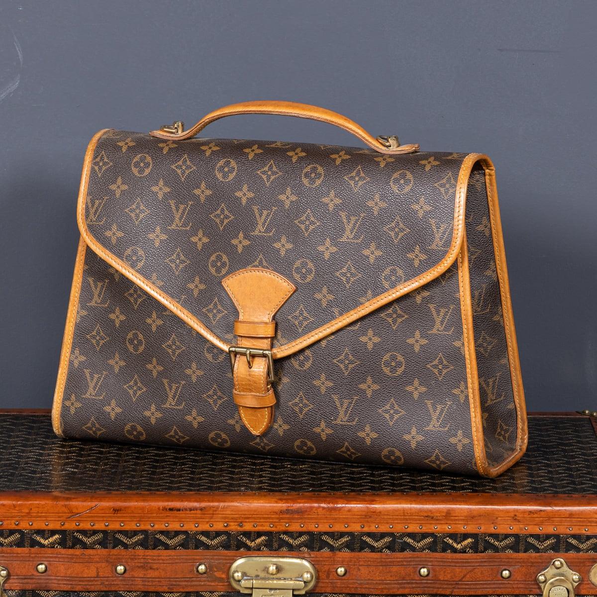 Sac à main Louis Vuitton de la fin du 20e siècle, réalisé en toile Monogram avec des passepoils en cuir fauve naturel. Fabriqué en France vers 1990, ce modèle Bel Air est doté d'une poignée et d'une sangle en cuir, fixées par une boucle en laiton