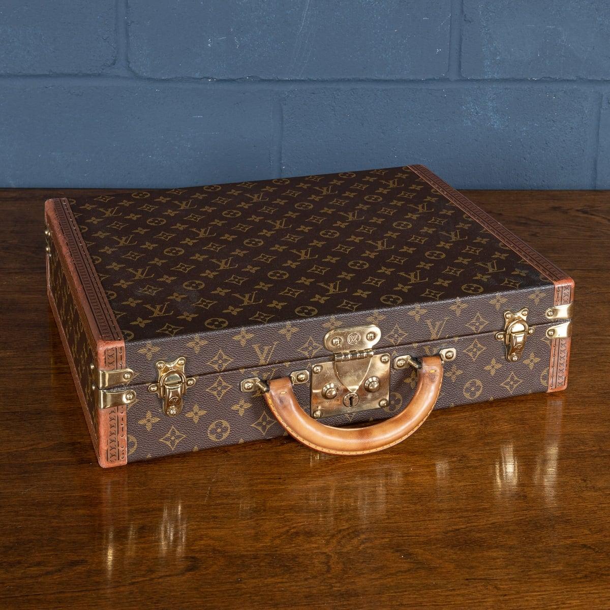 Eine charmante Louis Vuitton Hartschalenkoffer, Ende des 20. Jahrhunderts, das Äußere in der berühmten Monogramm Leinwand mit Messingbeschlägen beendet. Dieses schöne Exemplar ist in hervorragendem Zustand, alle Messingteile funktionieren wie neu.