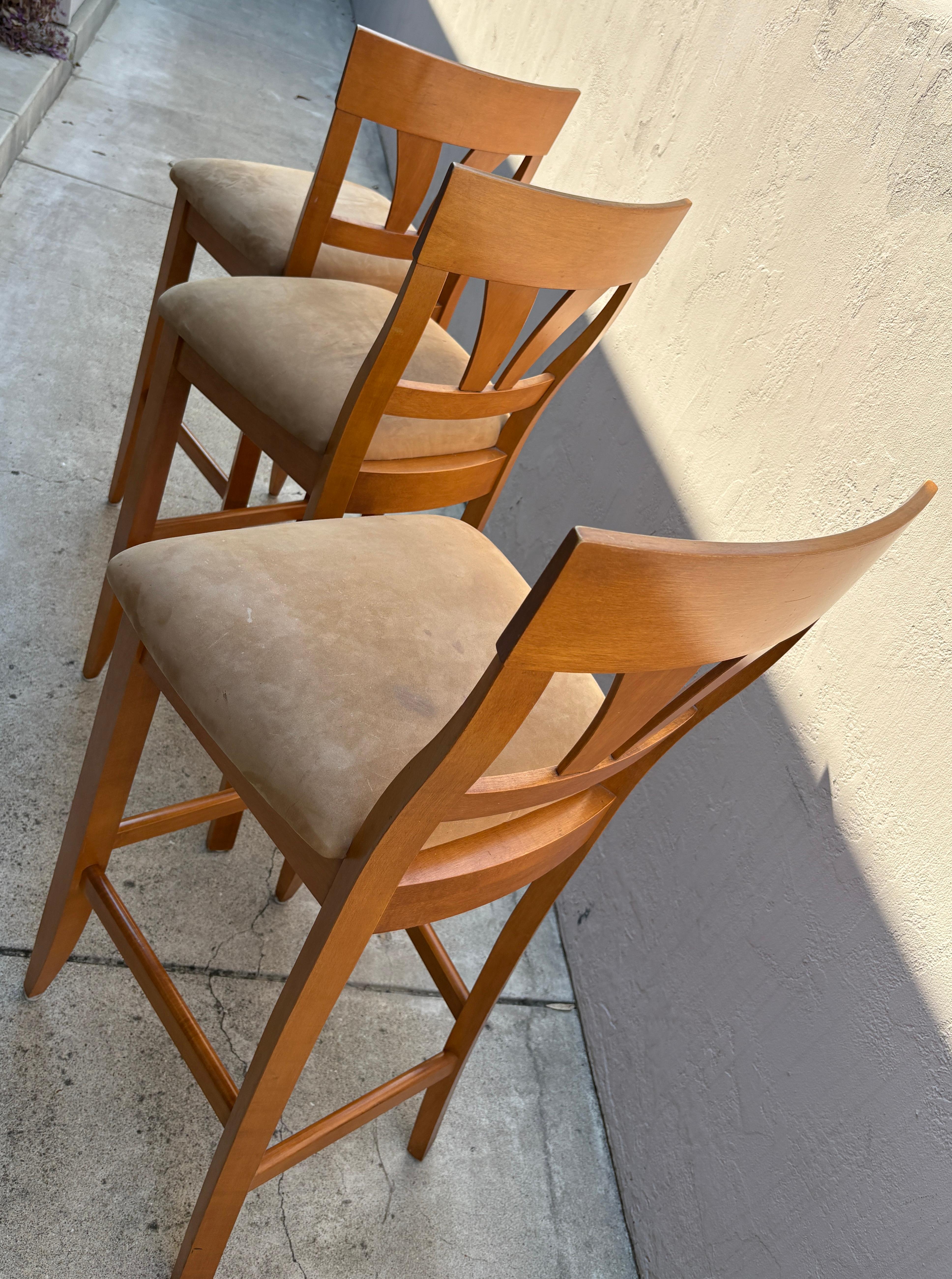 Fatto a mano Sgabelli da bar in acero 20Thc con sedute in pelle scamosciata - Set di tre sgabelli in vendita