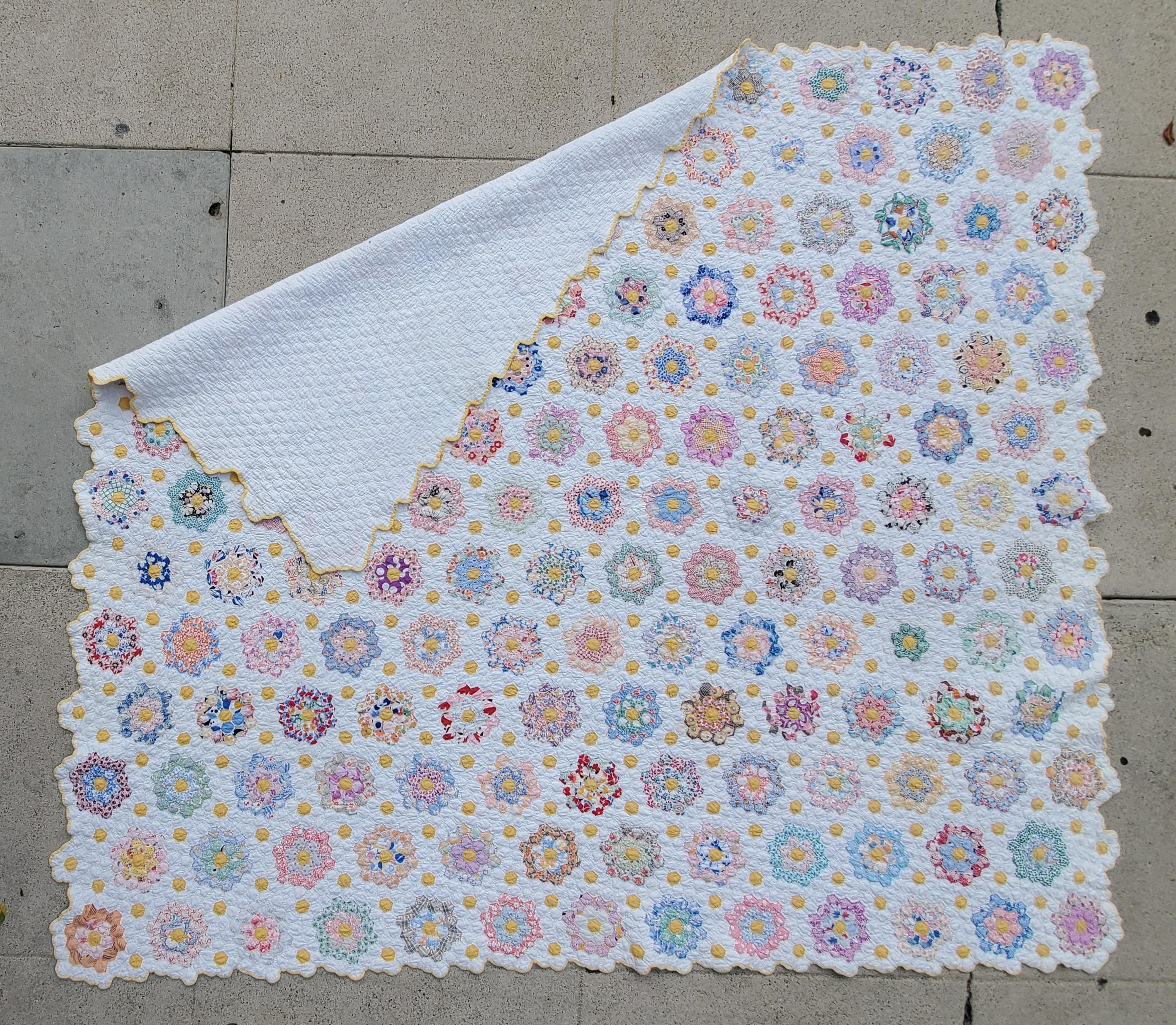 19Thc mini pieced flower garden quilt with scalloped border in pristine condition.