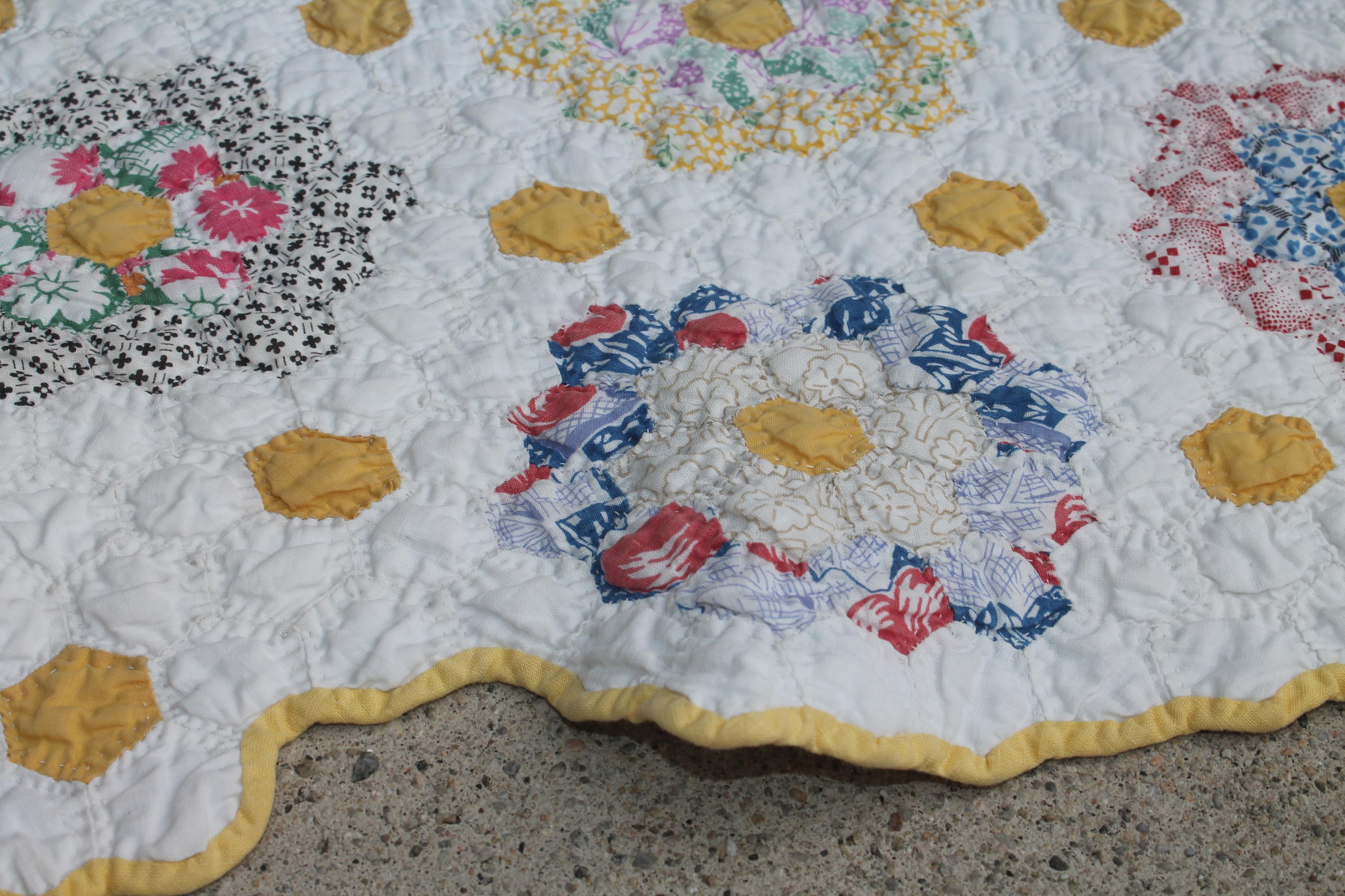 20Thc Mini Pieced Flower Garden Quilt In Good Condition For Sale In Los Angeles, CA