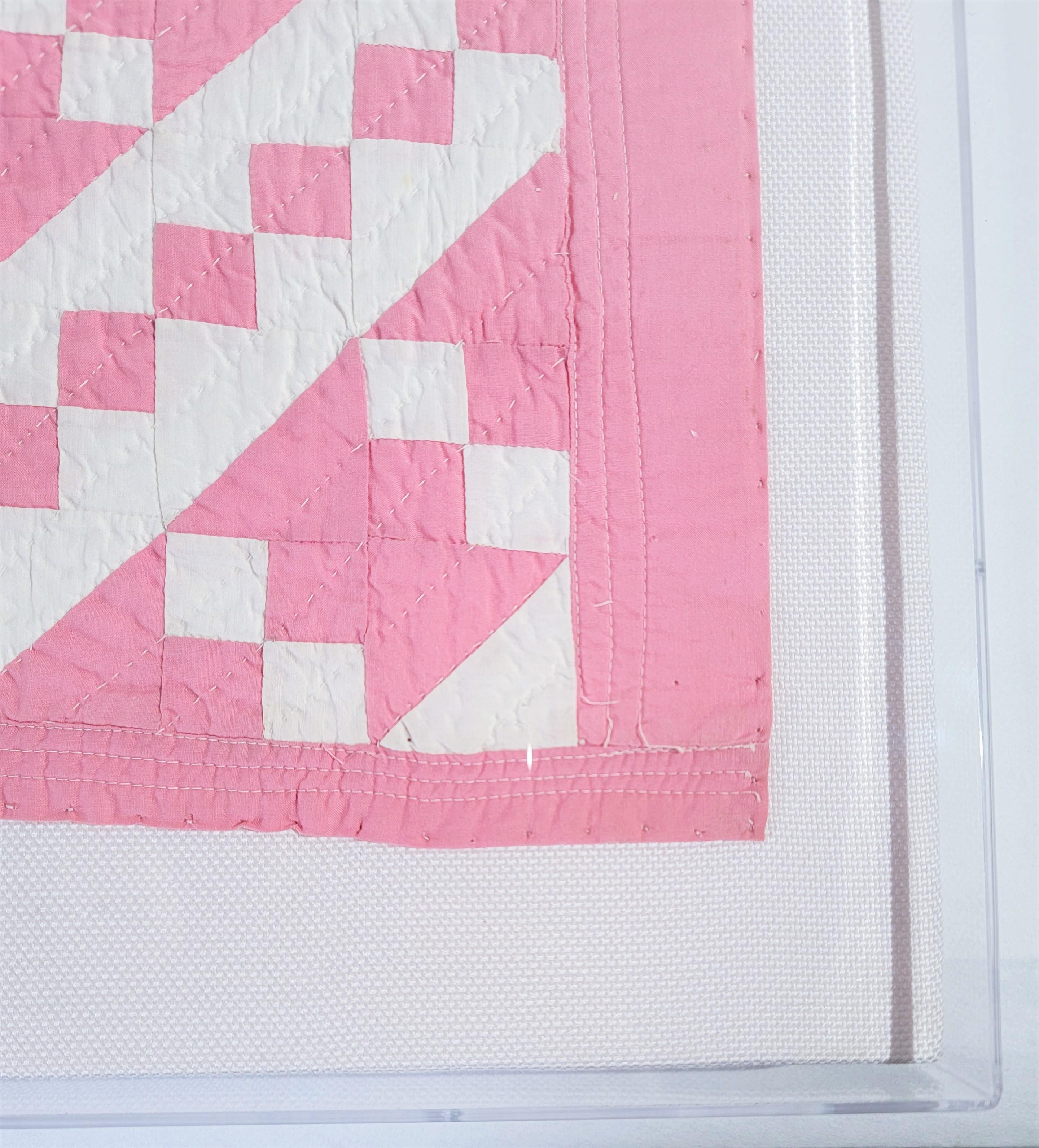 Inizio XX secolo 20Thc Mini trapunta per bambole con francobolli rosa e bianchi in vendita
