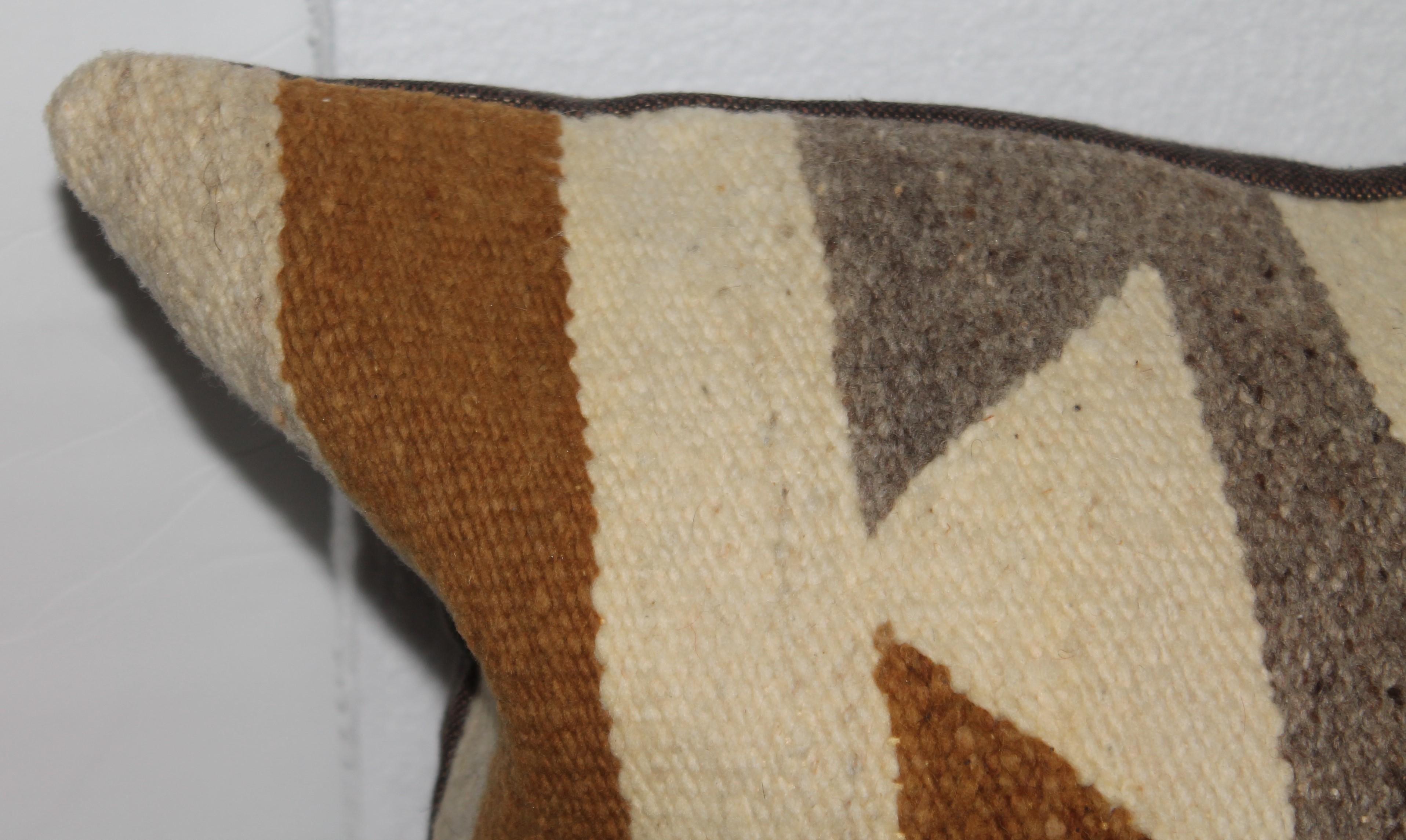 20Thc Coussin de traversin en tissage indien Navajo. Il est fabriqué à partir d'un tissage de tapis de selle. Le support est un lin de coton brun. L'insert est en duvet et en plumes.