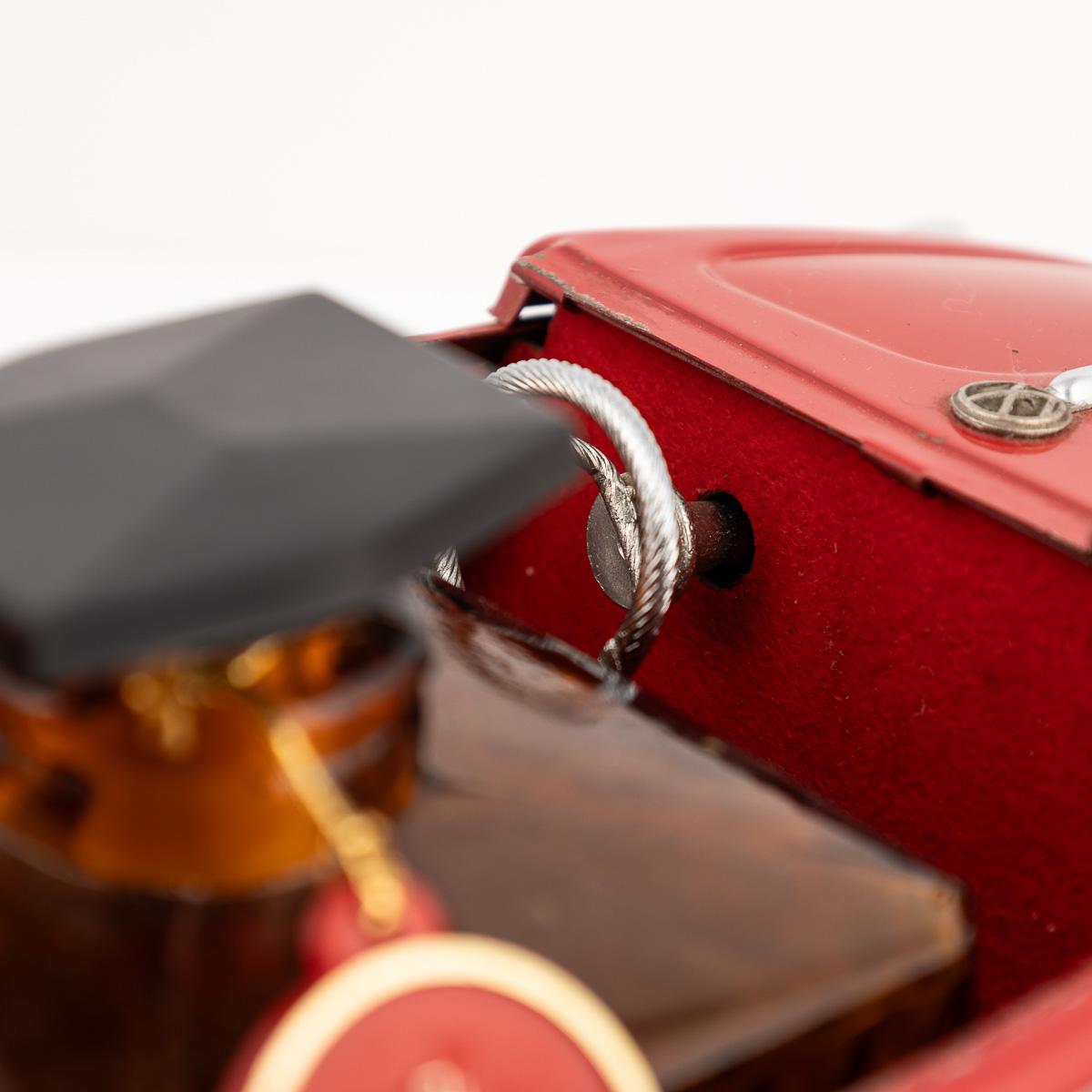 A.I.C. Coccinelle, modèle de fantaisie du 20e siècle, avec carafe et verres à liqueur cachés, c.1950 en vente 9