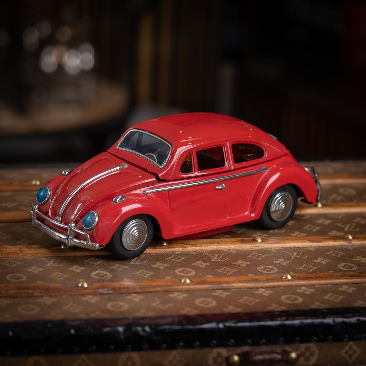 Superbe modèle de Volkswagen Beetle du 20e siècle, réalisé par Golden Crown. Fabriquée en métal avec des détails réalistes, cette nouveauté comporte un toit à charnière qui, lorsqu'il est soulevé, déclenche un air de musique. Le mécanisme s'enroule