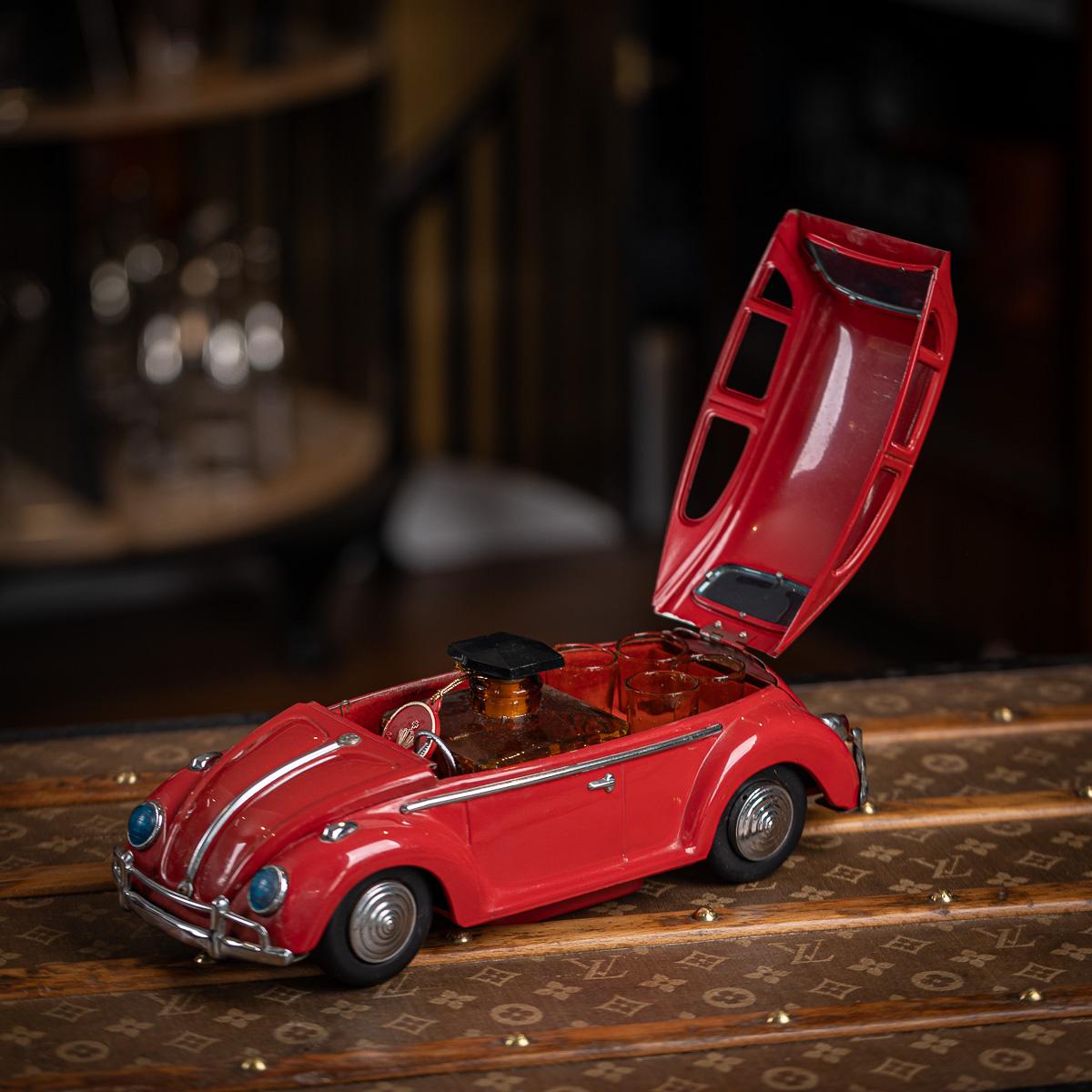 Autre A.I.C. Coccinelle, modèle de fantaisie du 20e siècle, avec carafe et verres à liqueur cachés, c.1950 en vente