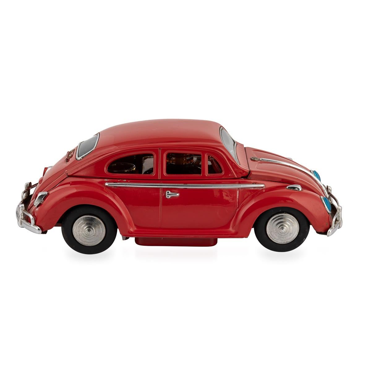 20ième siècle A.I.C. Coccinelle, modèle de fantaisie du 20e siècle, avec carafe et verres à liqueur cachés, c.1950 en vente
