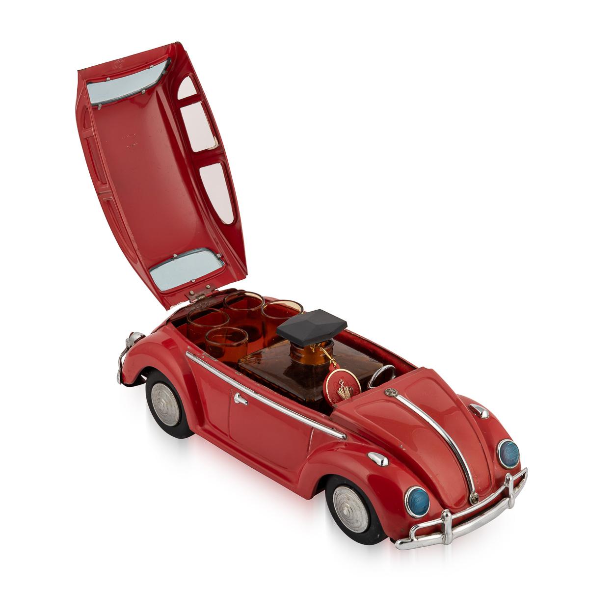 A.I.C. Coccinelle, modèle de fantaisie du 20e siècle, avec carafe et verres à liqueur cachés, c.1950 en vente 1