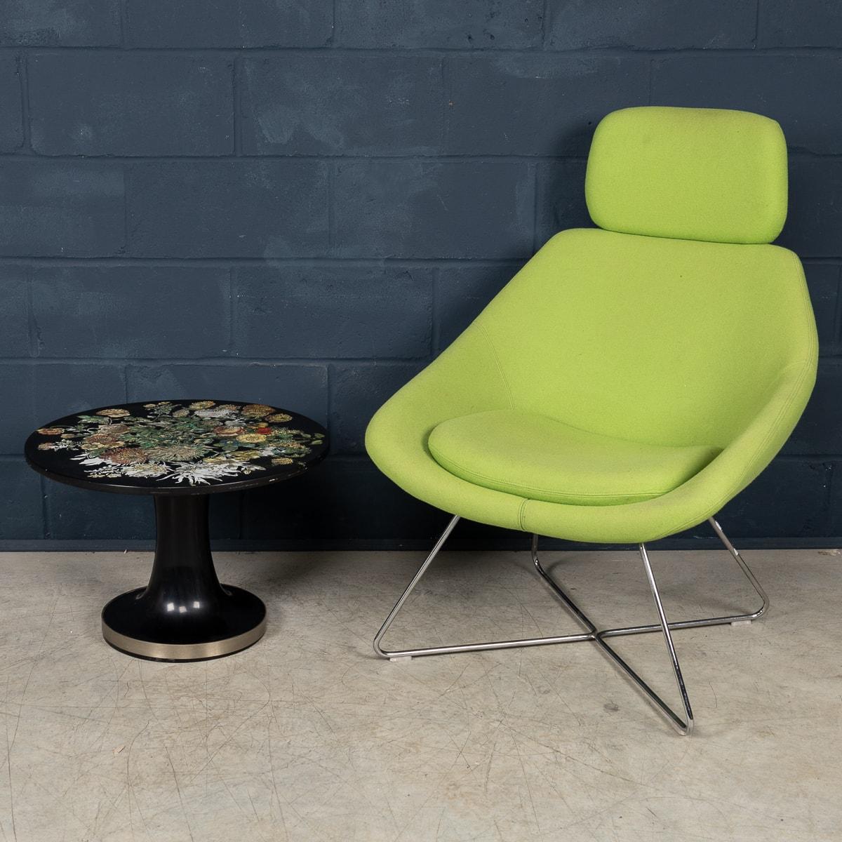 Un grande tavolo occasionale o tavolino del XX secolo del celebre designer italiano Piero Fornasetti, realizzato in Italia. La superficie del tavolo è caratterizzata da un vivace motivo floreale, con ogni fiore reso con colori ricchi e vivaci che