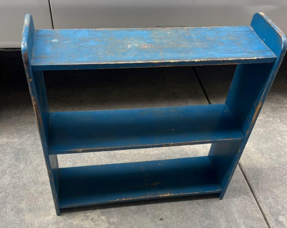 Stile Adirondack 20Thc Originale dipinto di blu  Scaffale per libri in vendita