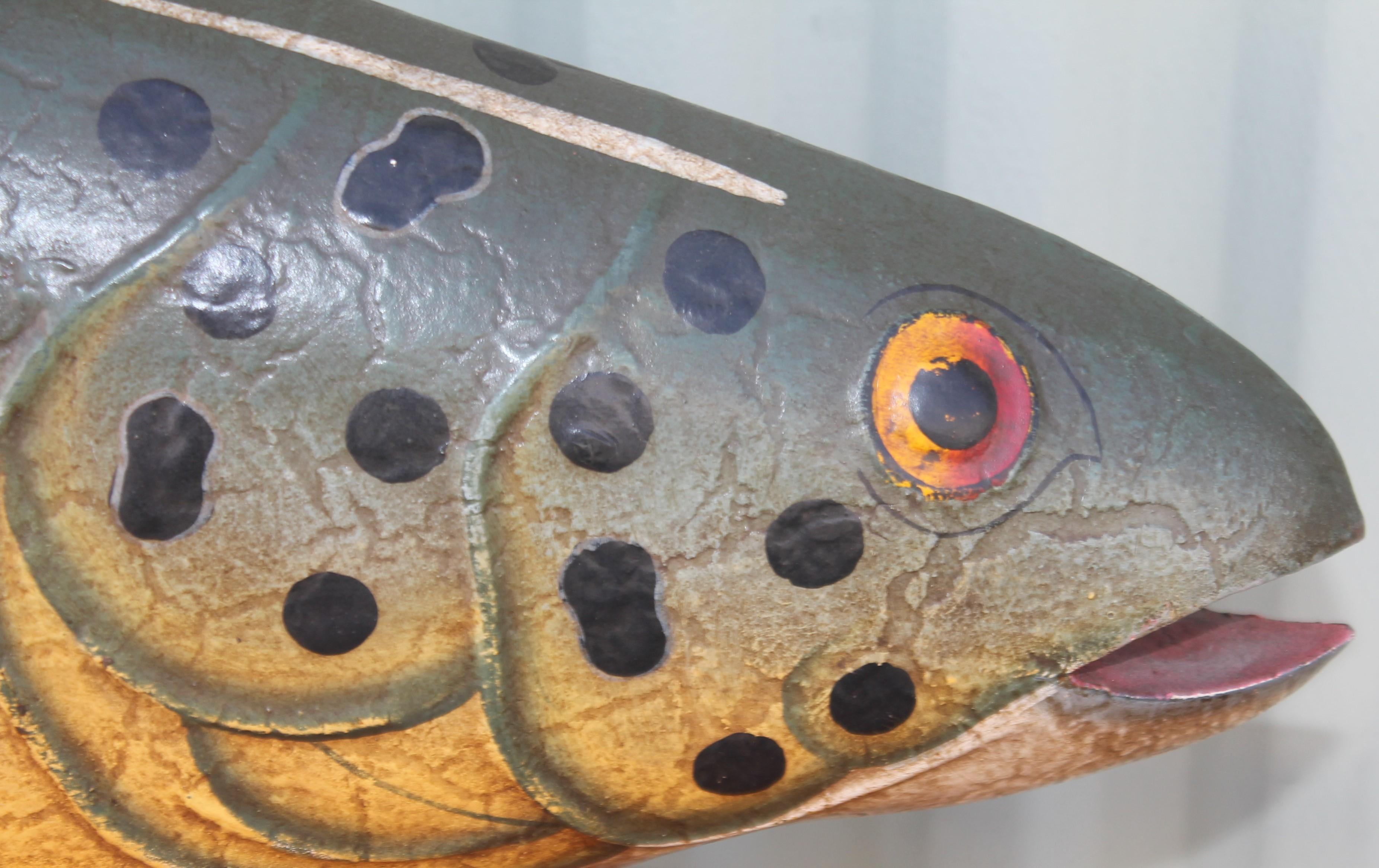 This folky original painted tin full body fish trade sign. Possibly a fish house trade sign or fish markets trade sign. Minor wear in base of fish & fins.