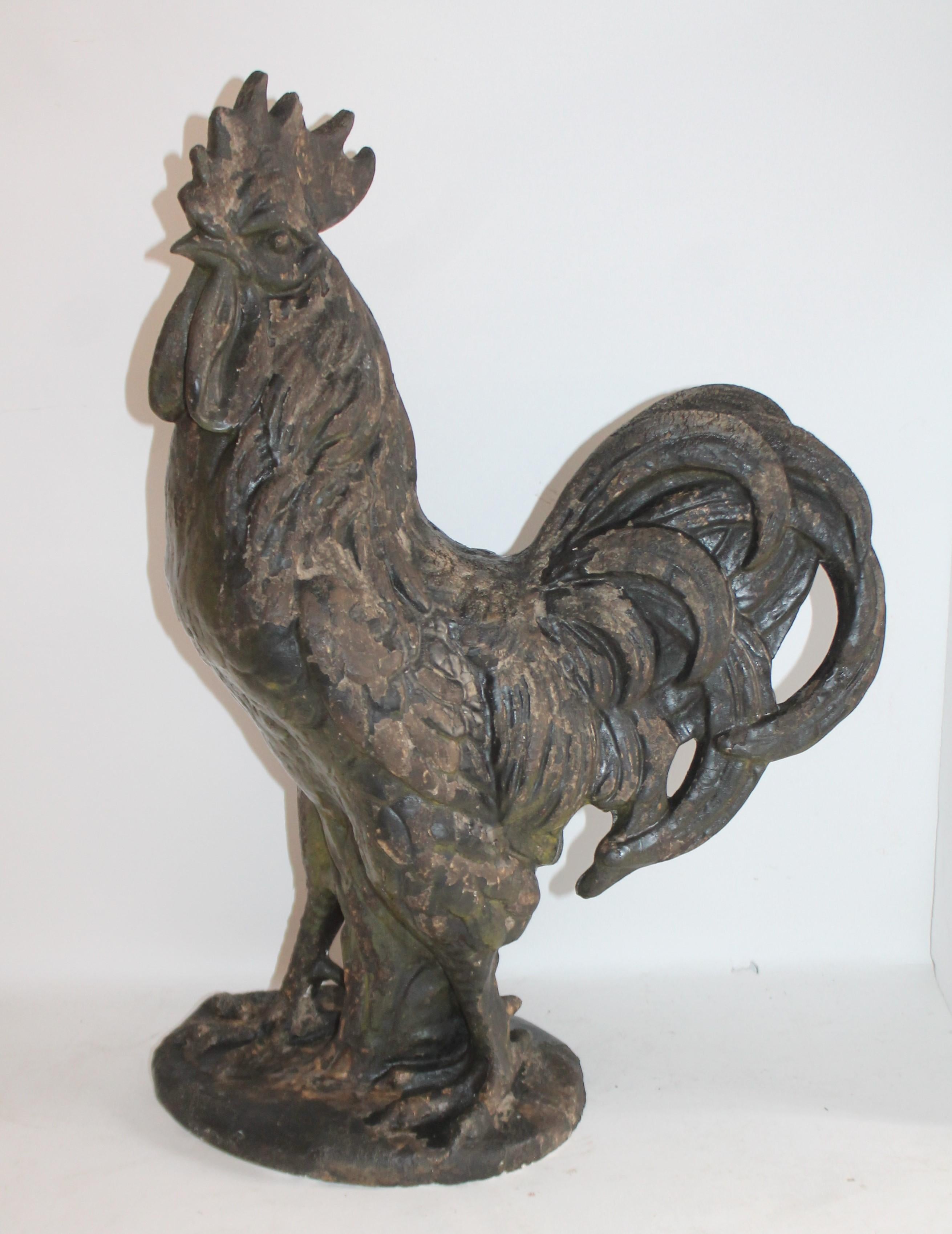Dieser volkstümliche Hahn ist aus Gips oder Keramik gefertigt und eignet sich hervorragend für eine Veranda oder einen Hof. Es handelt sich um einen schweren, notdürftig bemalten Hahn.