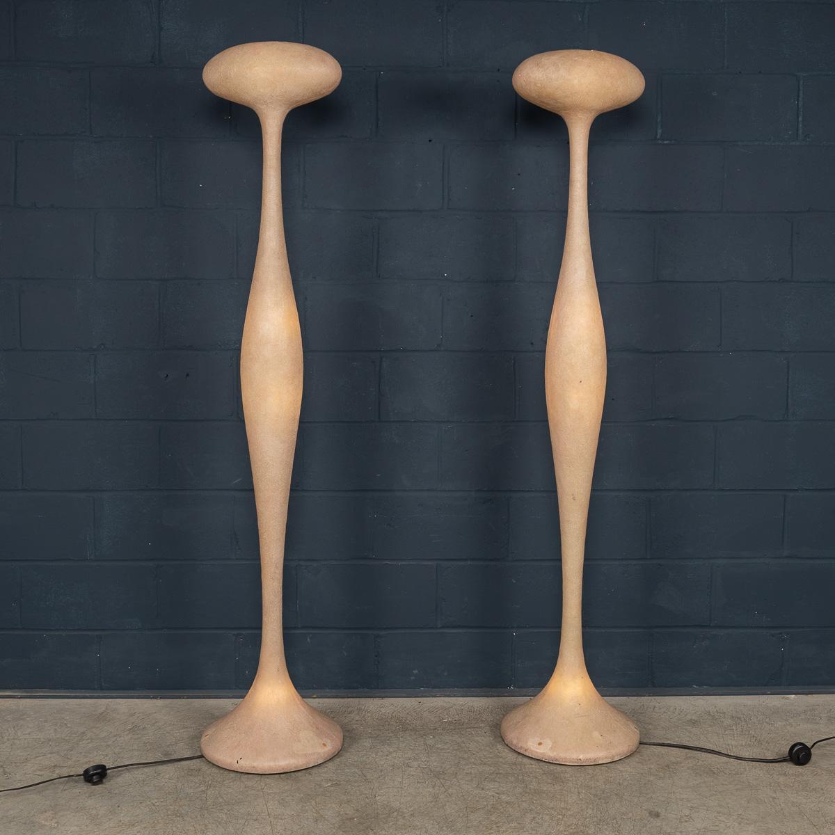 Une paire de lampadaires AT&T, conçus par Guglielmo Berchicci pour Kundalini en Italie à la fin du XXe siècle, offre une fusion étonnante entre le futurisme de l'ère spatiale et l'inspiration organique. Entièrement fabriqué en fibre de verre moulée,