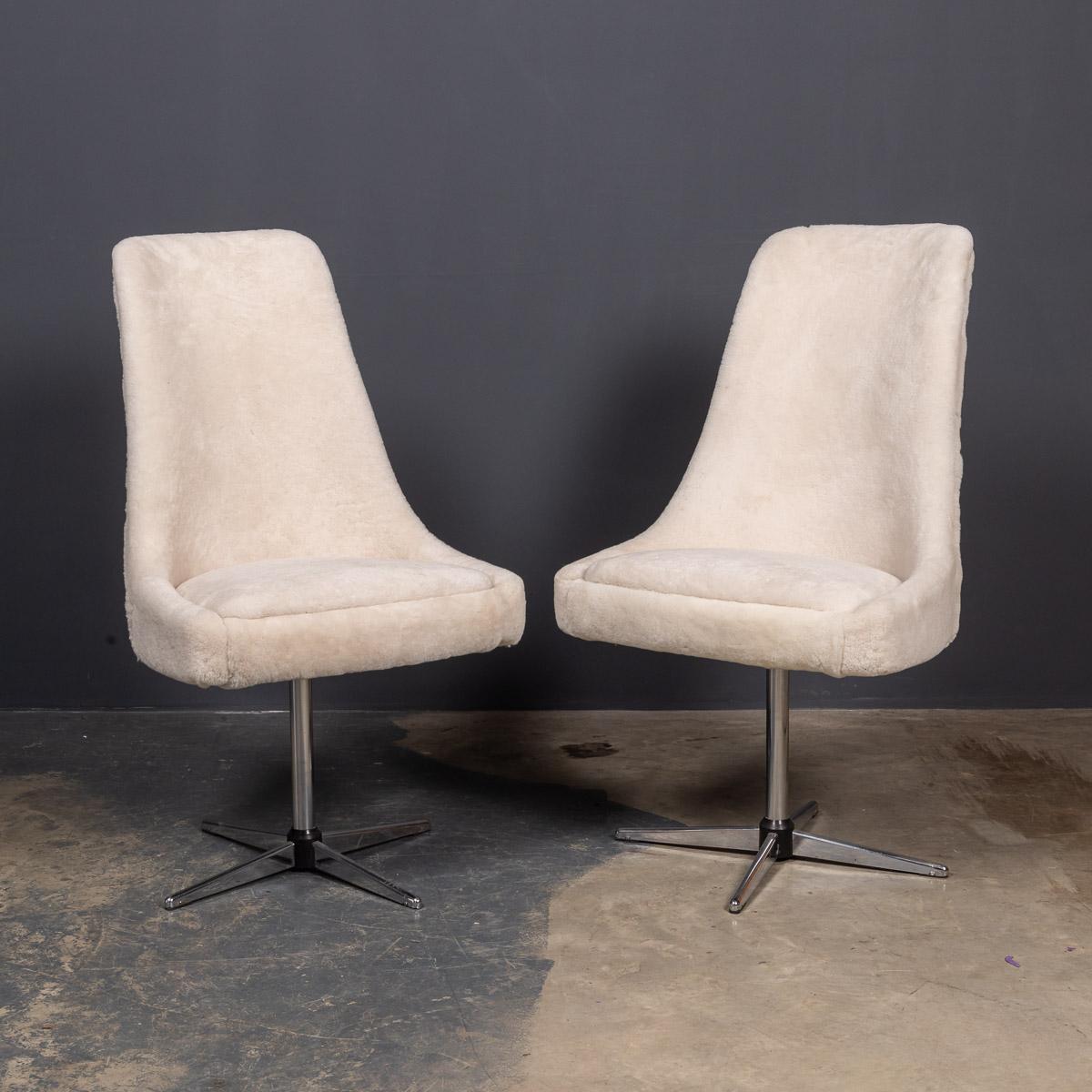 Elegant mid-20th century pair of swivel occasional chairs with polished tulip bases and recently upholstered in natural shearling.

Measures: Height: 97cm
Depth: 50cm
Width: 56m.