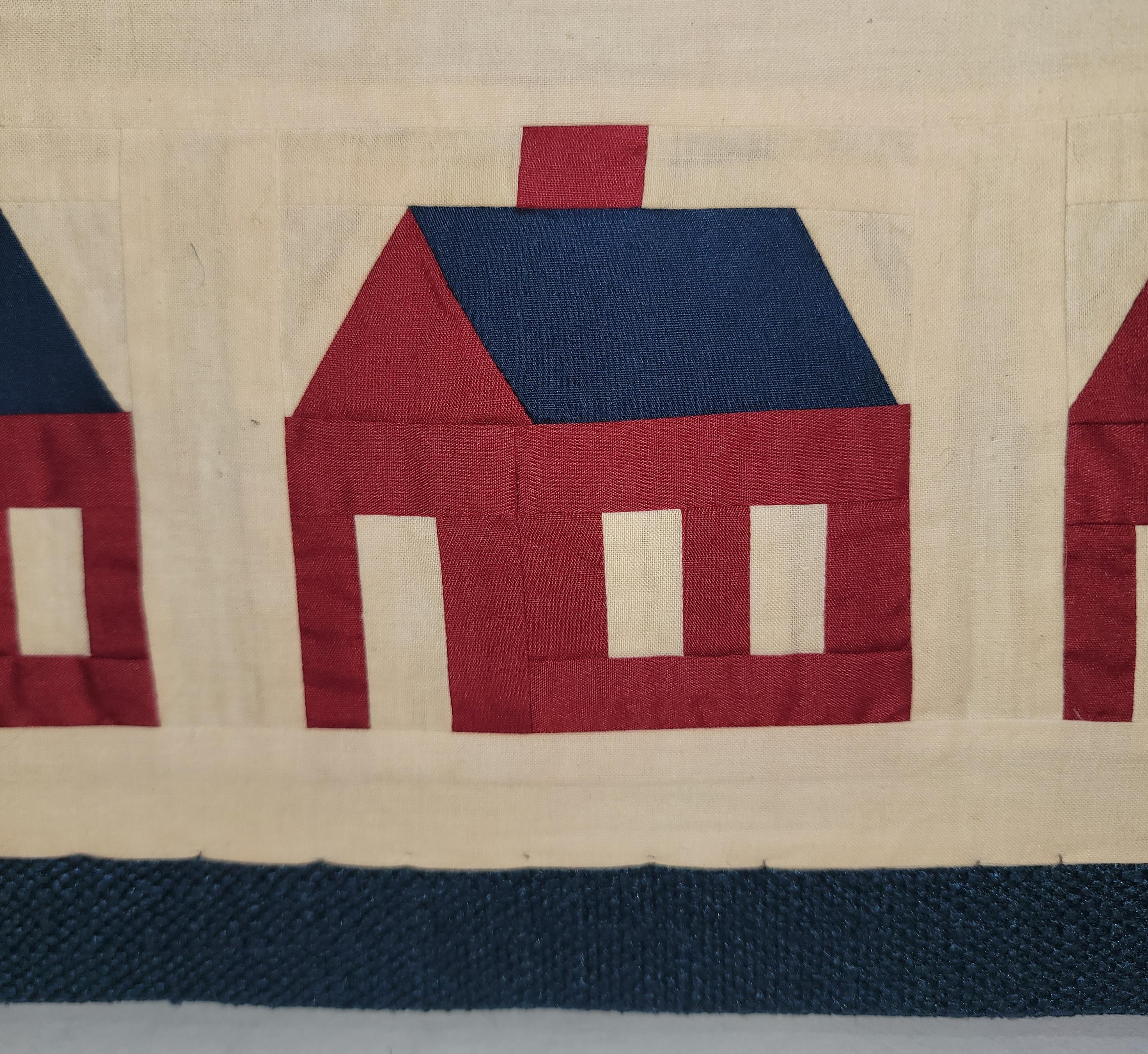 20Thc Red & Blue Mounted School House Puppe Quilt (Mitte des 20. Jahrhunderts) im Angebot