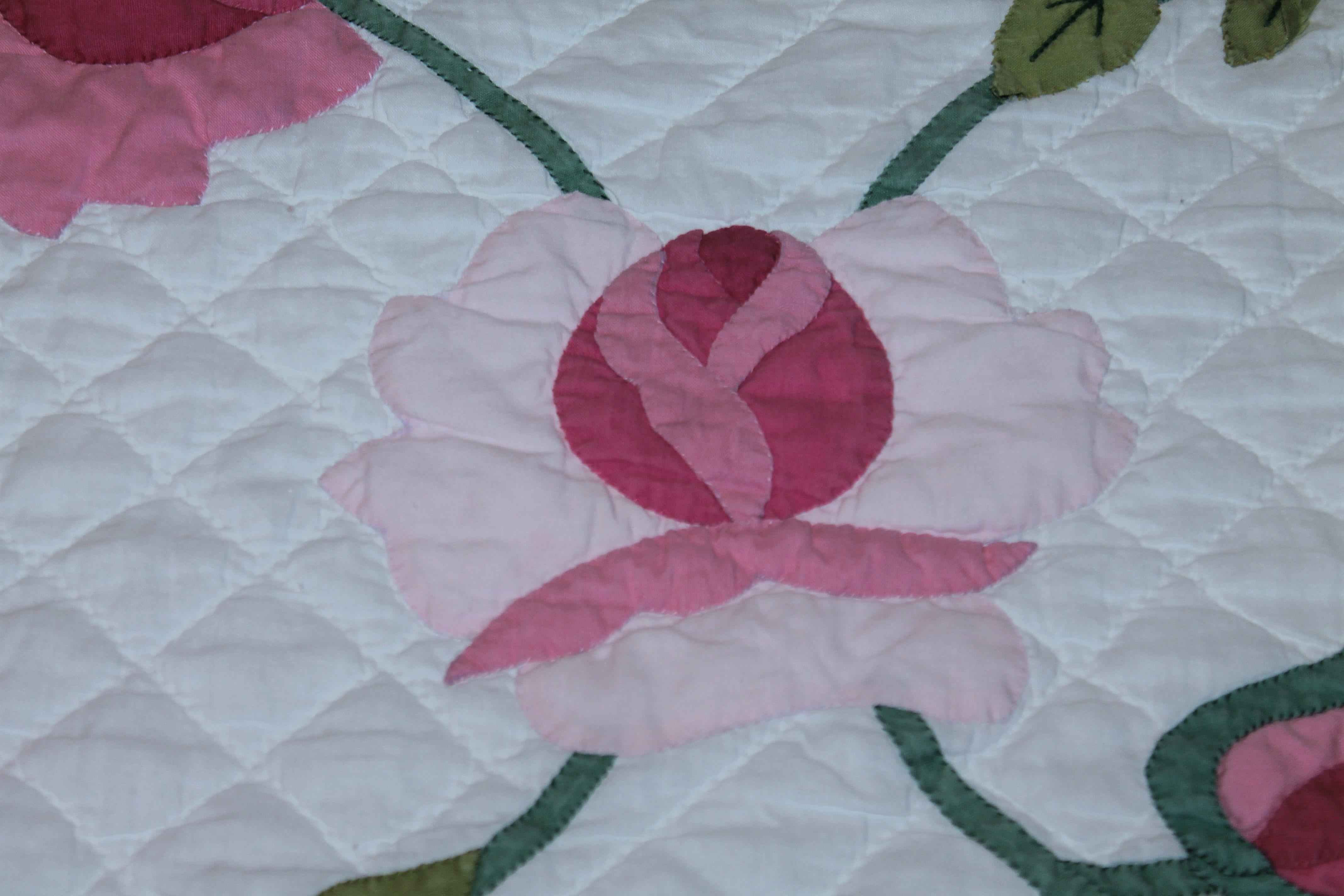20th Century Roses Applique Quilt from Ohio In Good Condition For Sale In Los Angeles, CA