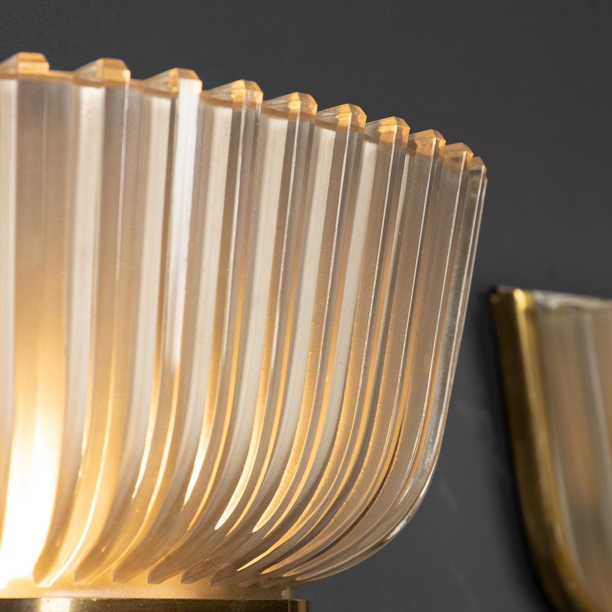 20e siècle Ensemble de quatre appliques murales en verre opaque de Murano, Archimede Seguso c.1940 en vente 2