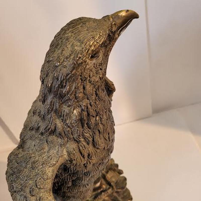 Classique américain Sculpture d'aigle Bald Eagle en bronze signée, XXe siècle  en vente