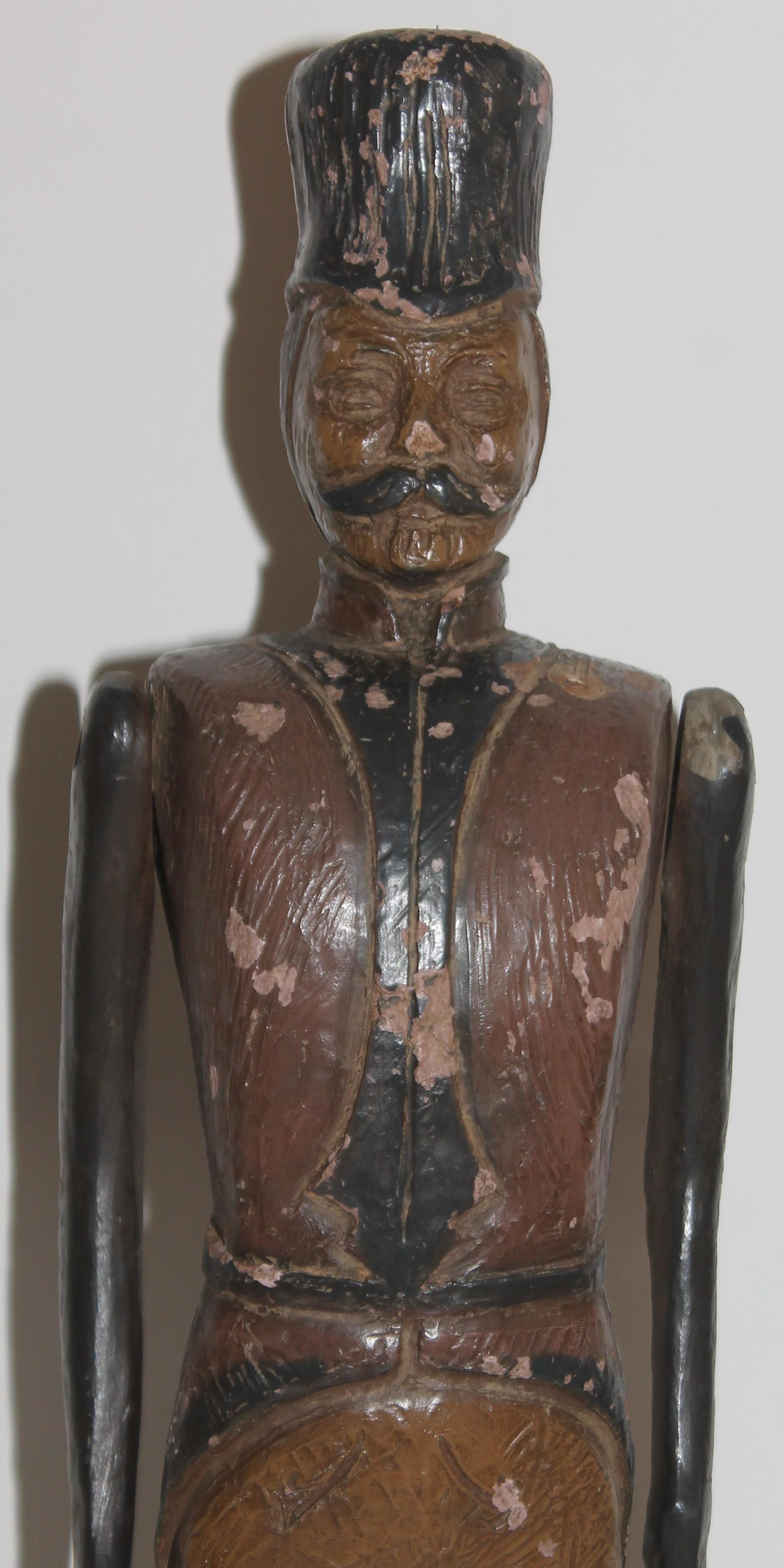 Folk-Skulptur eines Soldaten, signiert und datiert, 20. Jahrhundert (Land) im Angebot