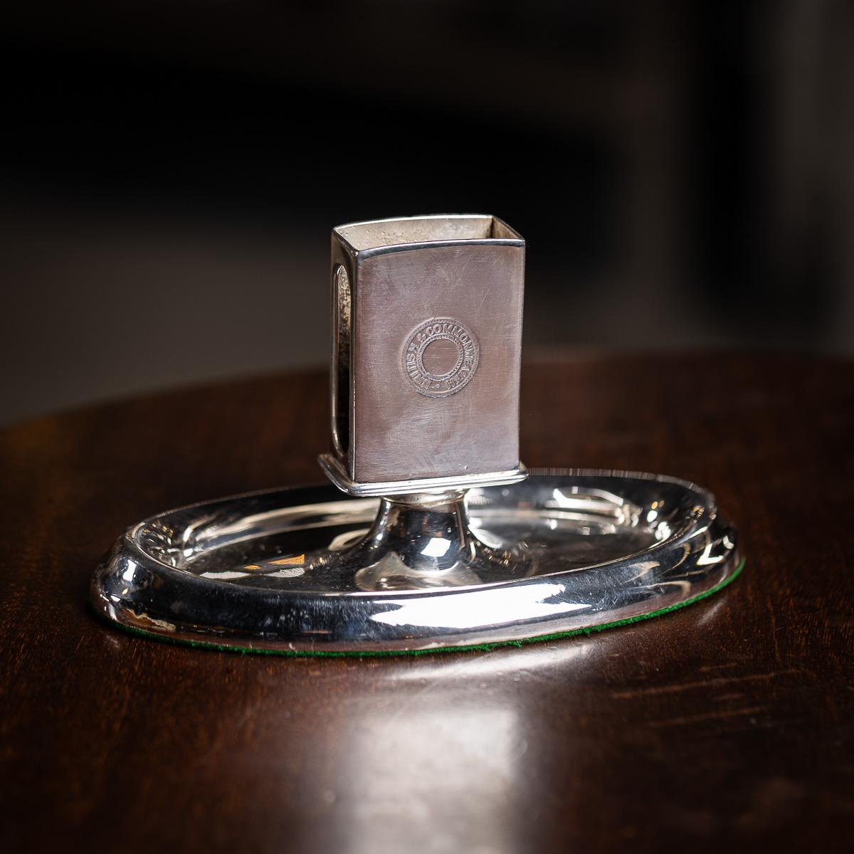 Un superbo portacenere e porta fiammiferi per navi pesate del XX secolo. Recuperato dalla RMS Windsor Castle dopo il suo smantellamento nel 2005. Realizzato da Mappin & Webb, è monogrammato con le insegne britanniche e del Commonwealth.

La RMS