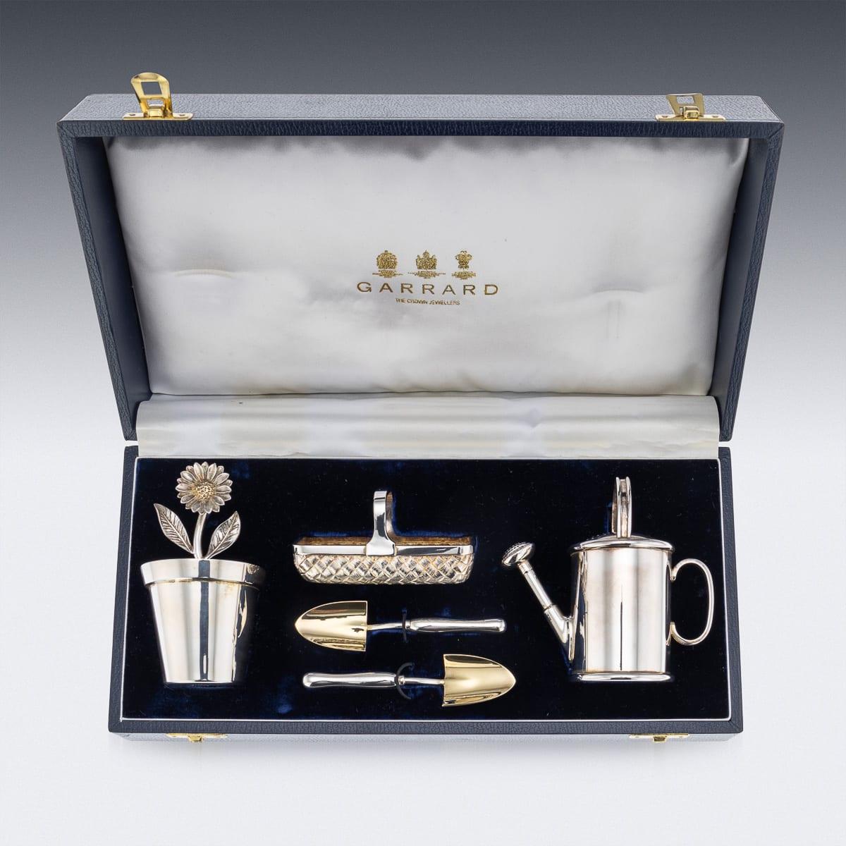 Magnifique ensemble de cinq burettes de jardinage en argent massif du 20e siècle. Comprenant un poivre en forme d'arrosoir, un moutardier en forme de pot de fleurs avec un couvercle en verre transparent, le couvercle avec un fleuron, un sel ouvert