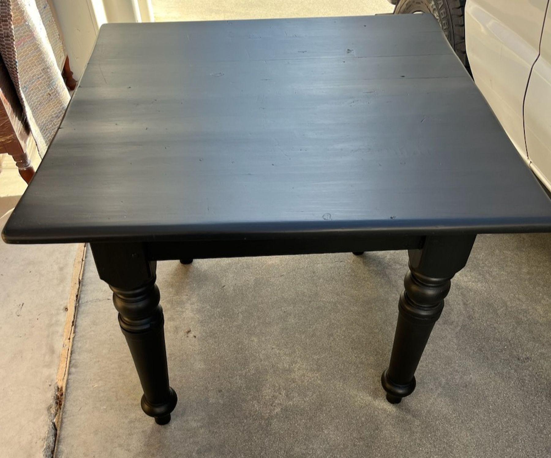 20ème siècle Original table d'appoint ou table de chevet à pieds tournés, peinte en noir, ou peut être utilisée comme petite table de salle à manger.