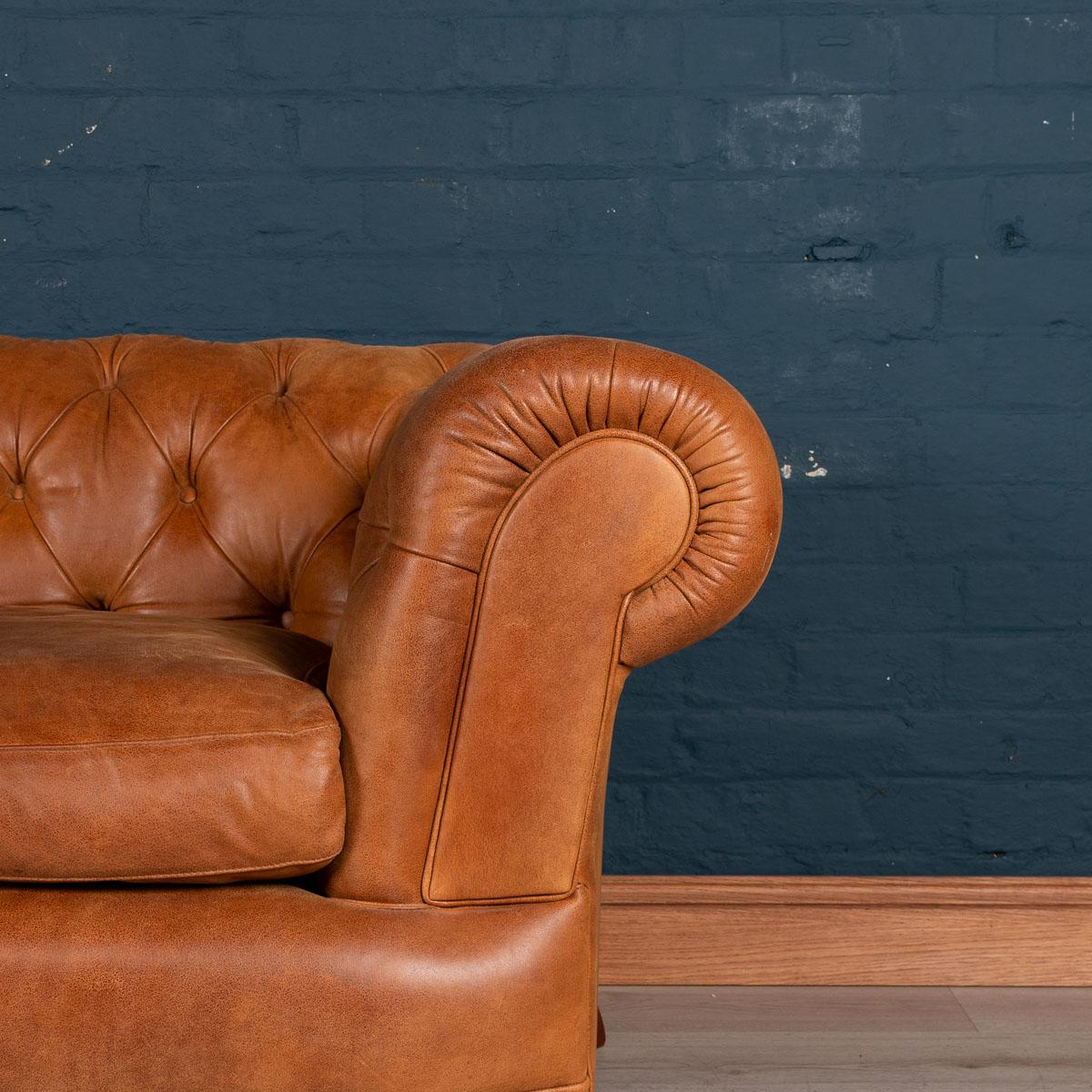 20th Century Two-Seat Tetrad Chesterfield Leather Sofa with Button Down Seats In Good Condition In Royal Tunbridge Wells, Kent