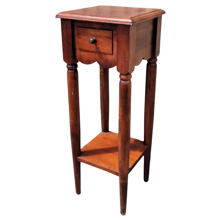 20Thc Walnut Side Table w/ Drawer For Sale at 1stDibs