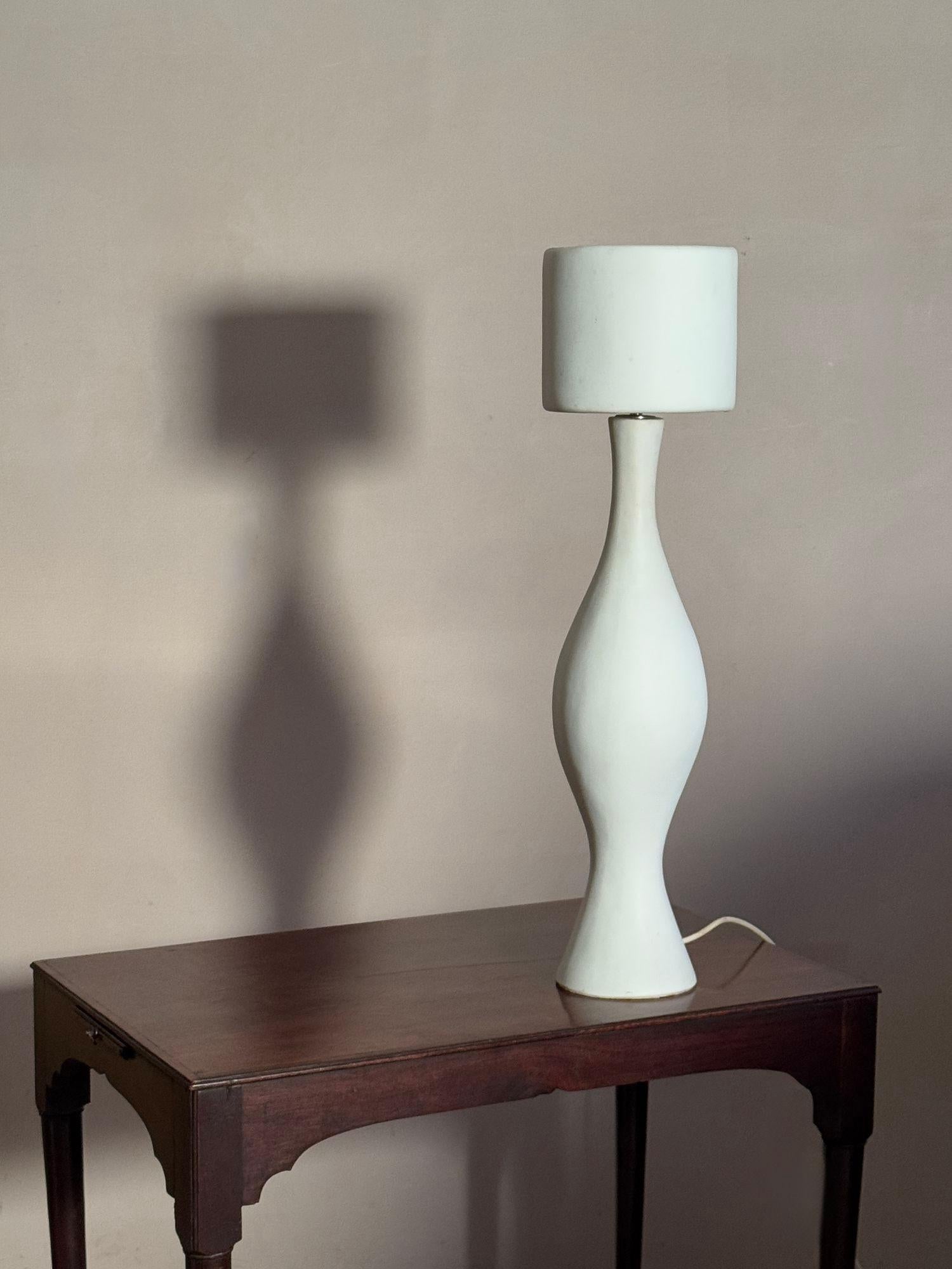 20thC White ceramic lamp and shade In Good Condition For Sale In Grange-Over-Sands, GB