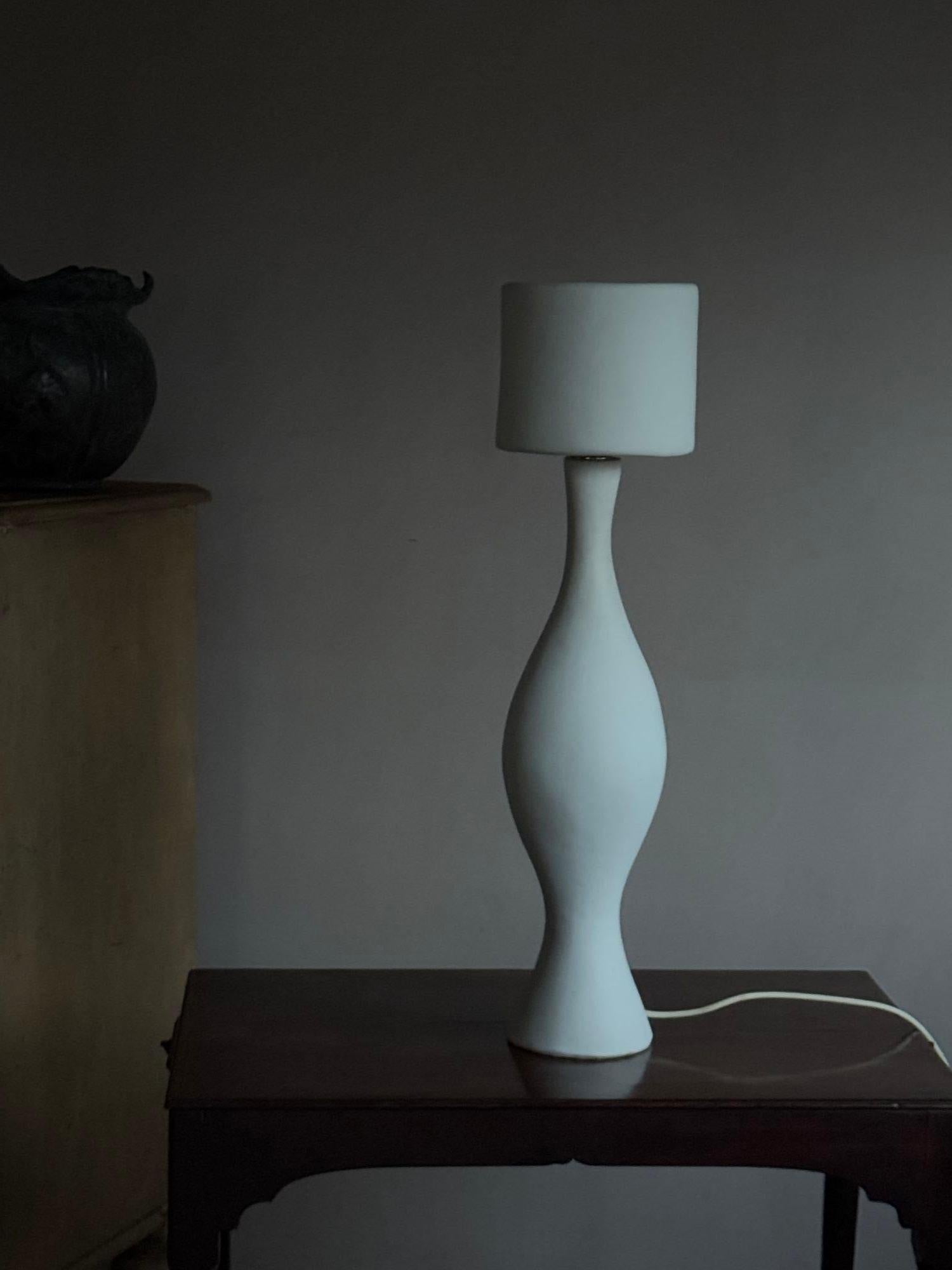 20thC White ceramic lamp and shade For Sale 1