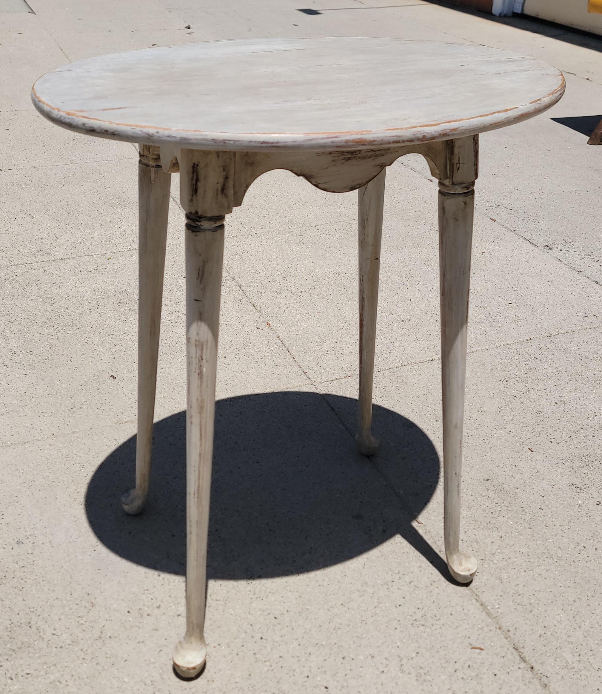 20thc Weiß bemalt Queen Ann Stil Beistelltisch . Wunderschöne Kopie eines Tisches aus dem 18. Wunderbare gealterte Patina und toller Zustand.