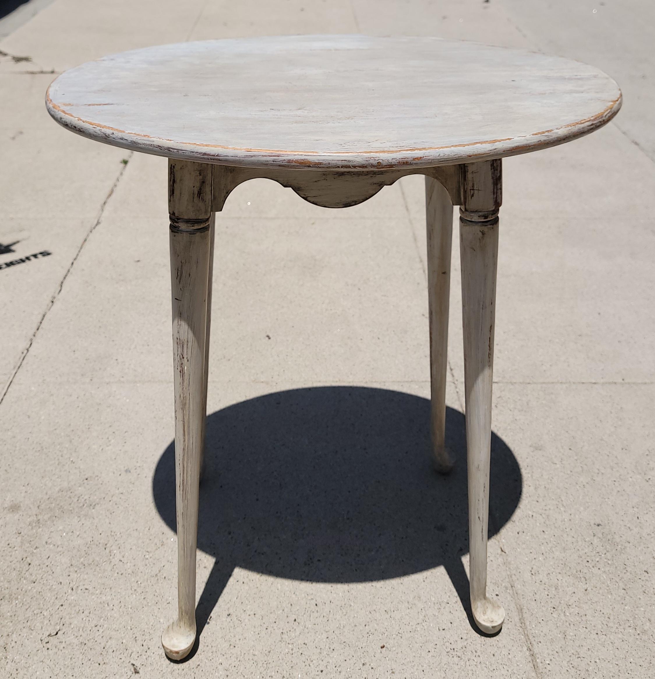 20thc Weiß bemalt Queen Anne Stil Beistelltisch (Adirondack) im Angebot