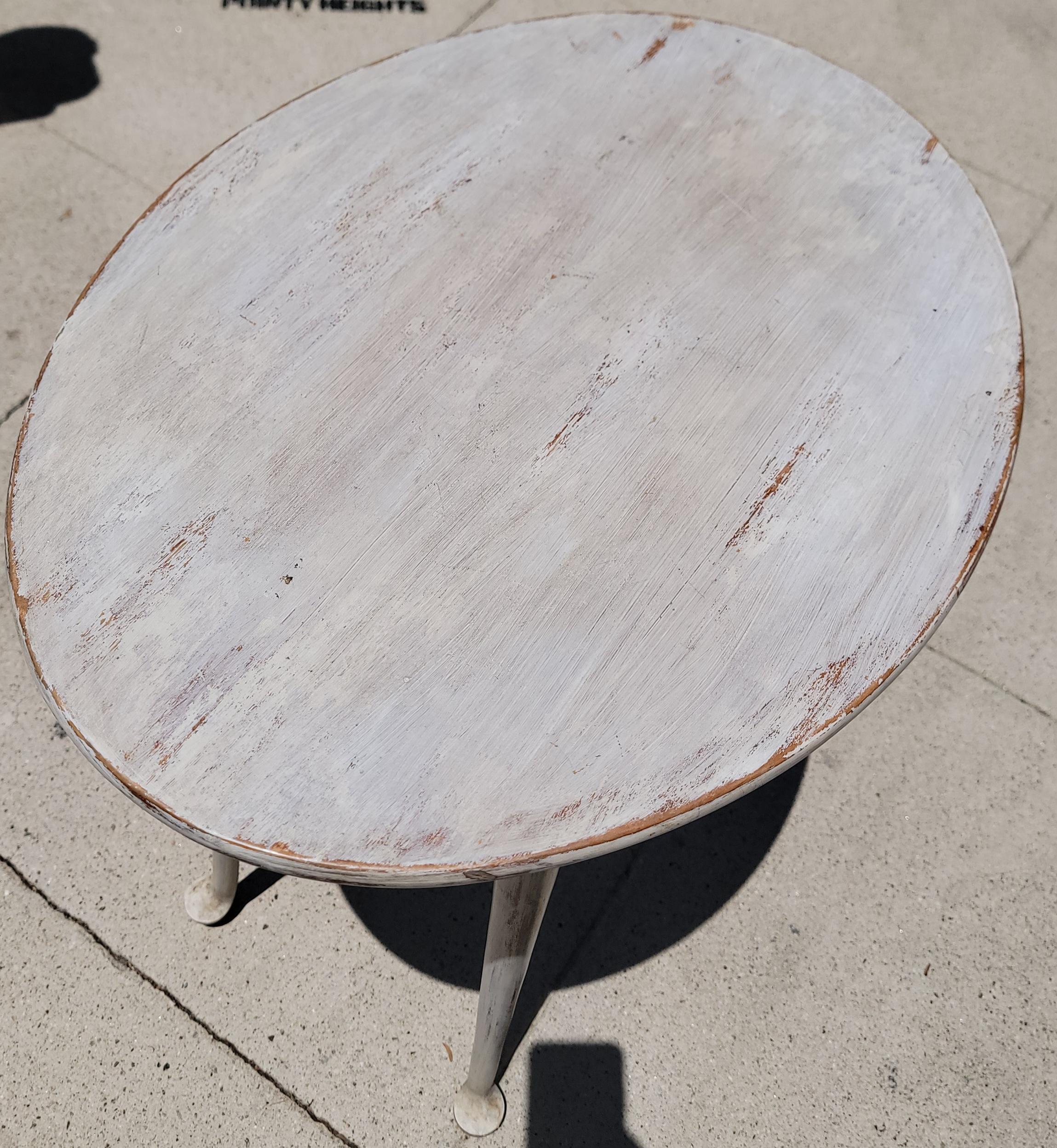 20thc Weiß bemalt Queen Anne Stil Beistelltisch im Zustand „Gut“ im Angebot in Los Angeles, CA
