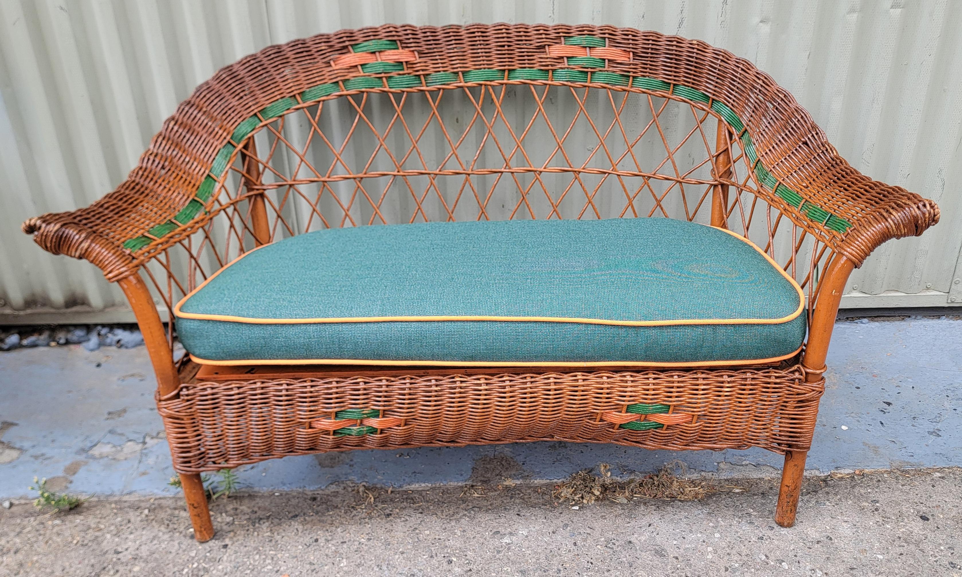 Cet ensemble de trois pièces assorties en osier Bar Harbor pour enfant est en excellent état.  Les coussins sont inclus (tissu extérieur). Vendu individuellement ou comme un ensemble assorti.
 
Dimensions : 

1) fauteuil à bascule 23 x 23 x 23 x