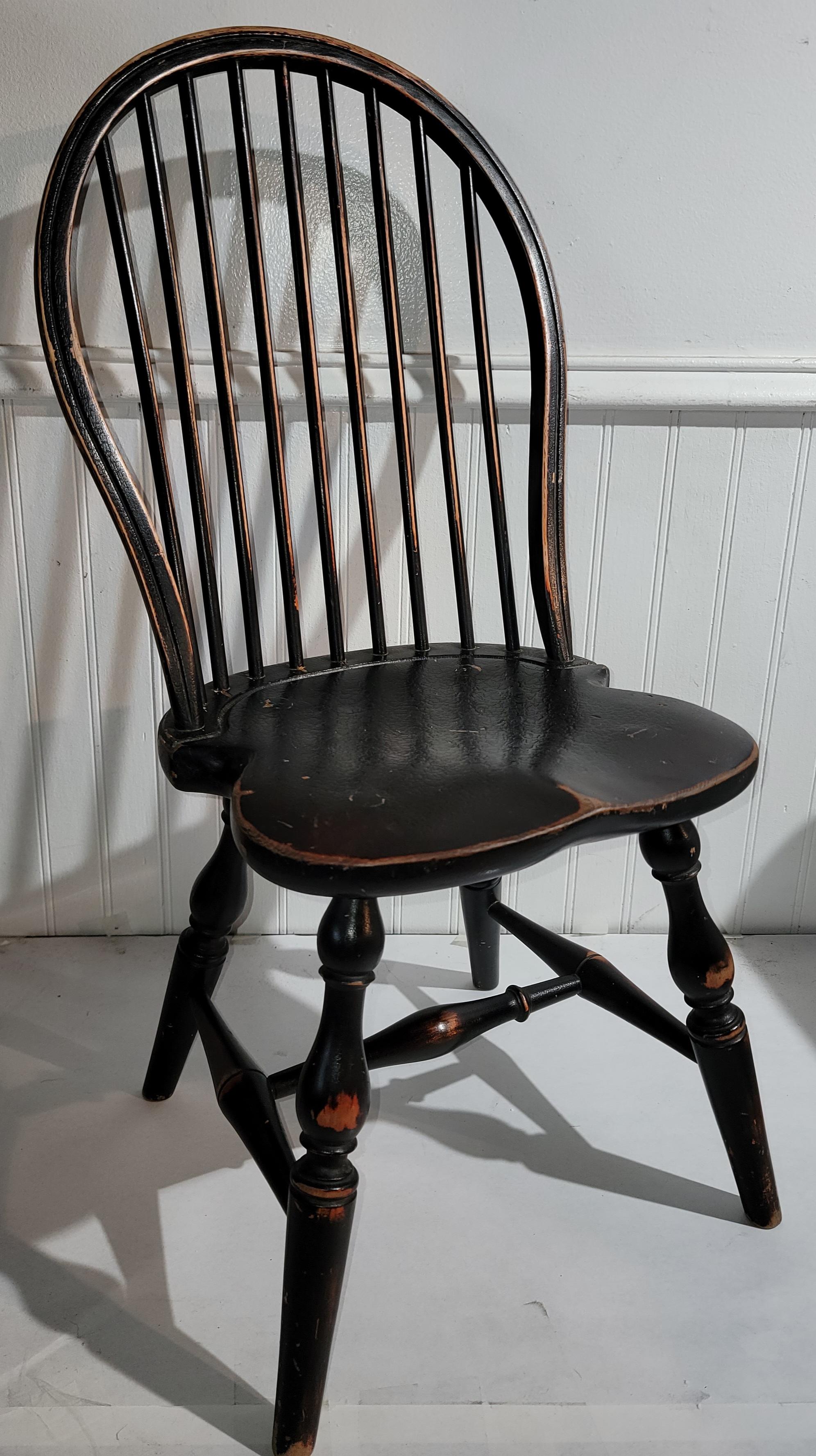 Chaises d'enfant Windsor du 20ème siècle peintes en noir d'origine en vente 1