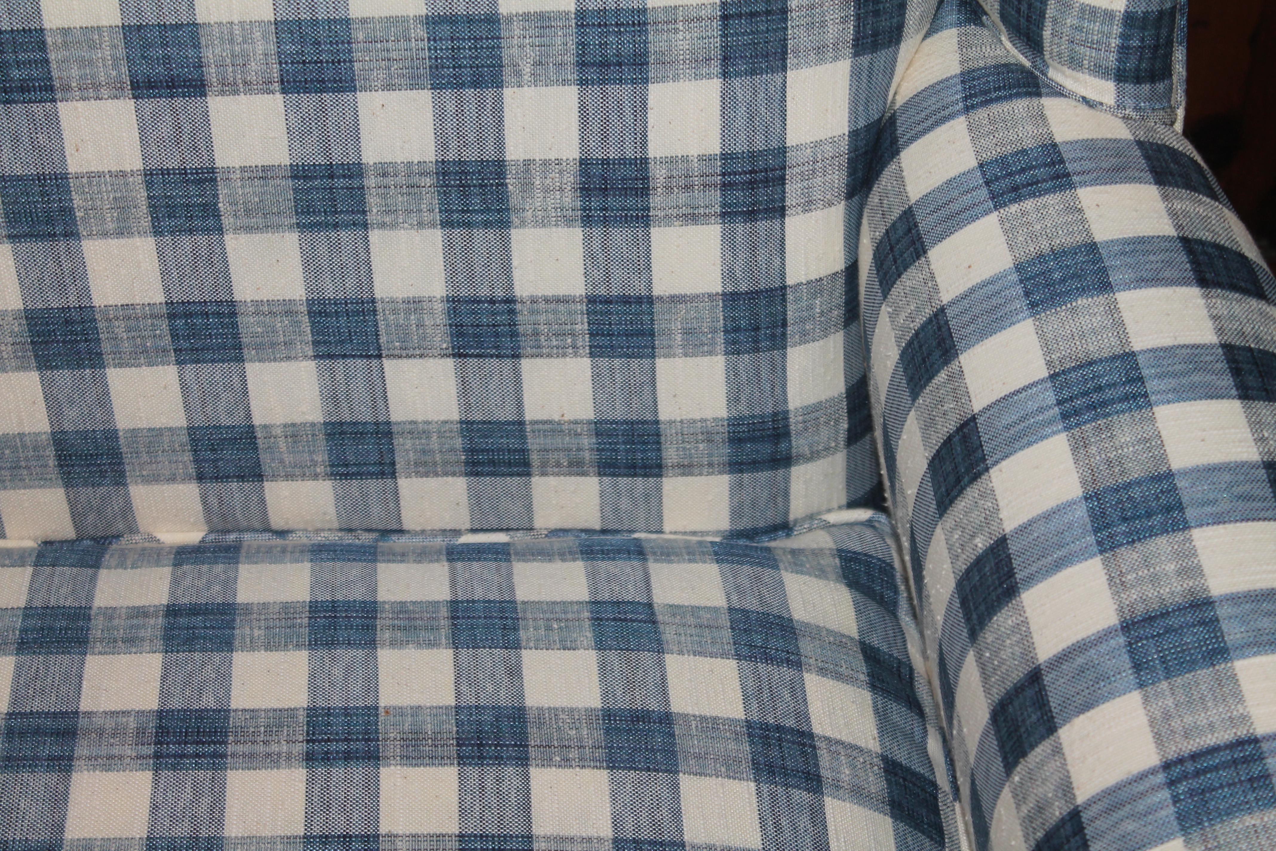 20th C Wingback Love Seat in Blue and White Check Homespun Linen In Good Condition For Sale In Los Angeles, CA