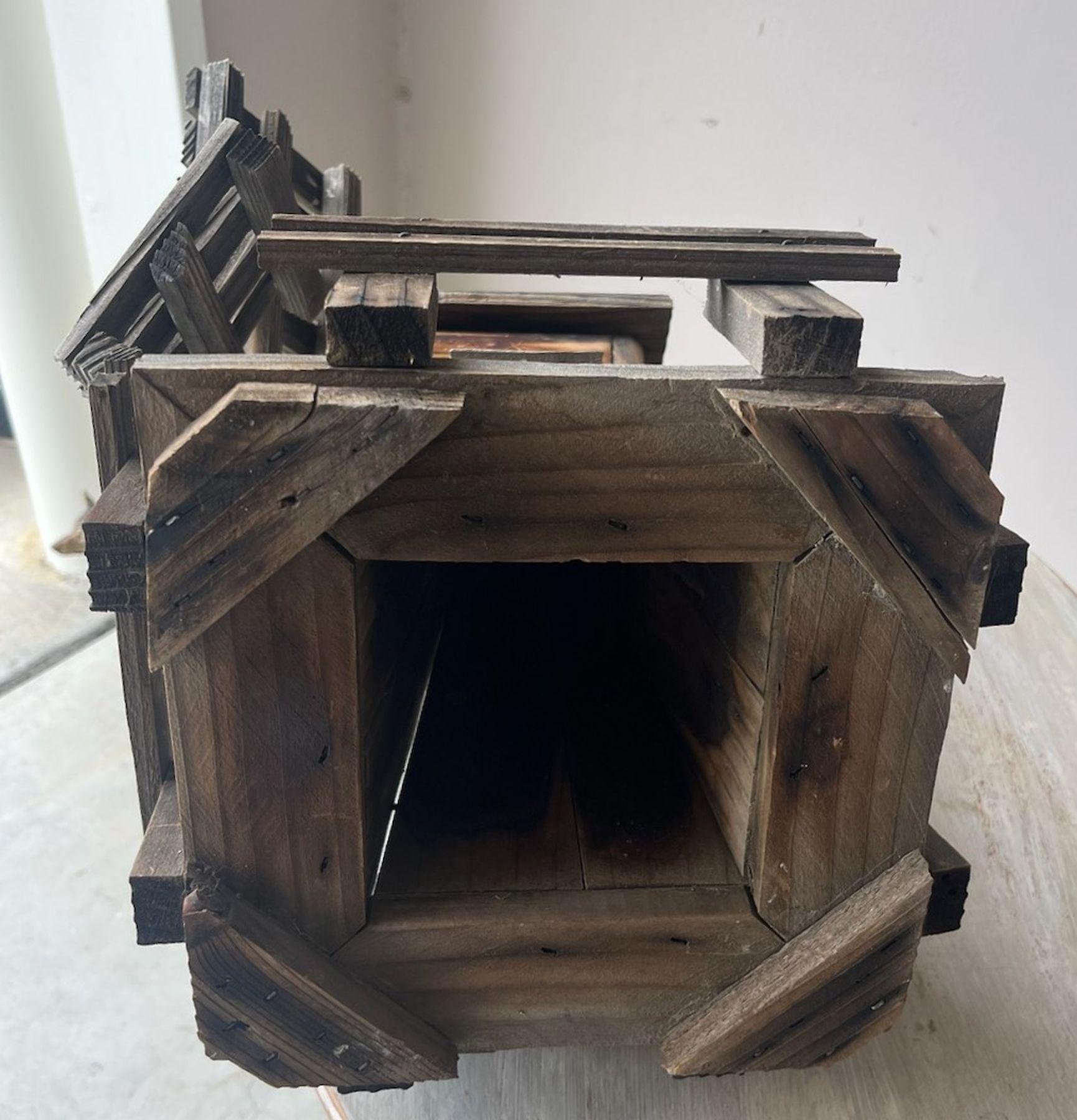 molino de viento de madera del siglo xx. hecho a mano con un exterior desgastado muy honesto. 
Gran estado de uso.
