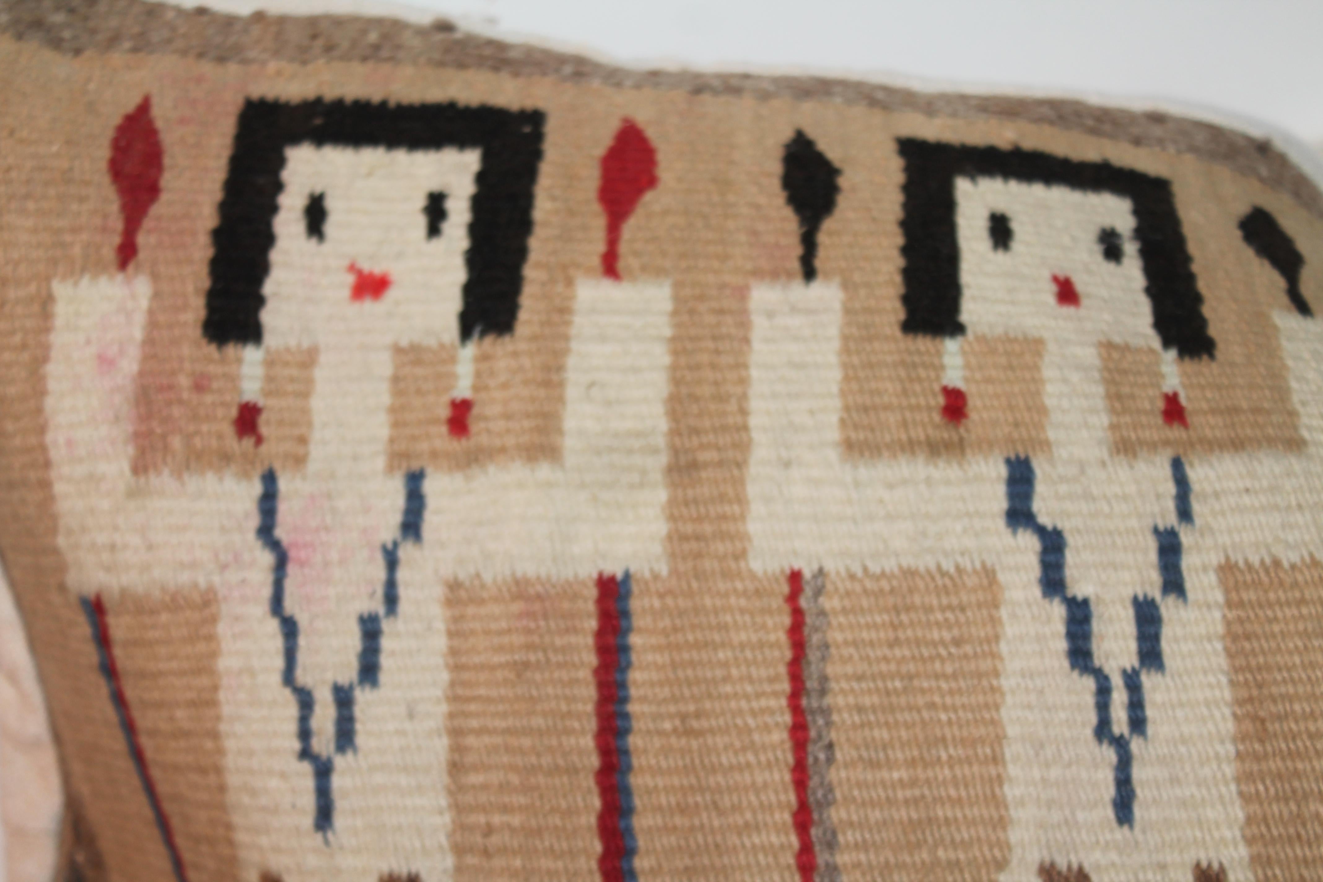 20Thc Native American Yei Indian Weben Nackenrolle Kissen. Die Rückseite ist aus selbstgesponnenem Baumwollleinen. Die Einlage ist mit Daunen und Federn gefüllt.