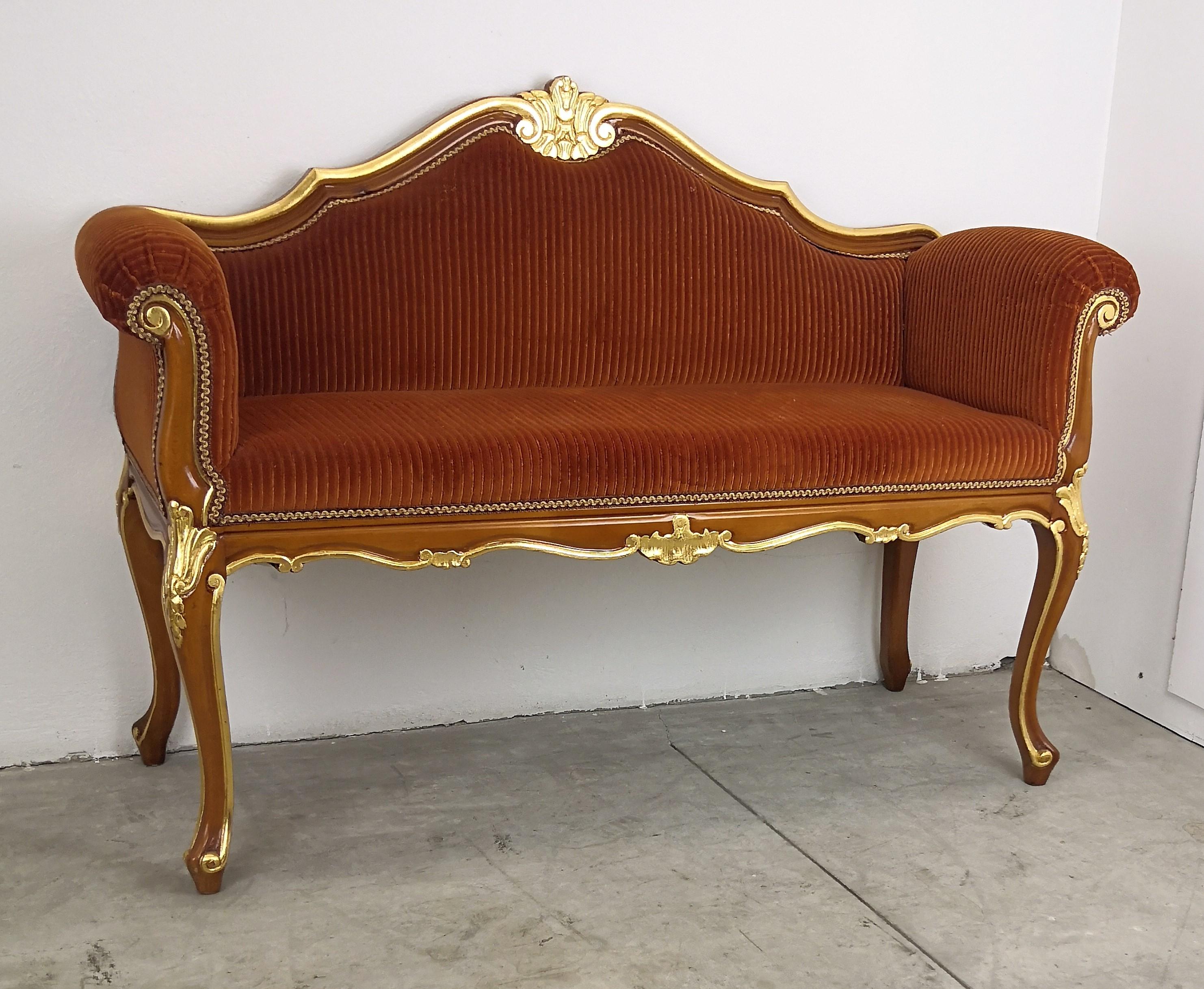A beautiful and sleek Italian wooden settee, produced in late 1980s-1990s, of Fine quality with excellent profile carvings and gold leaf detail decors, this is a great hallway sofa or entrance seating piece due its slim size. We kept the great and