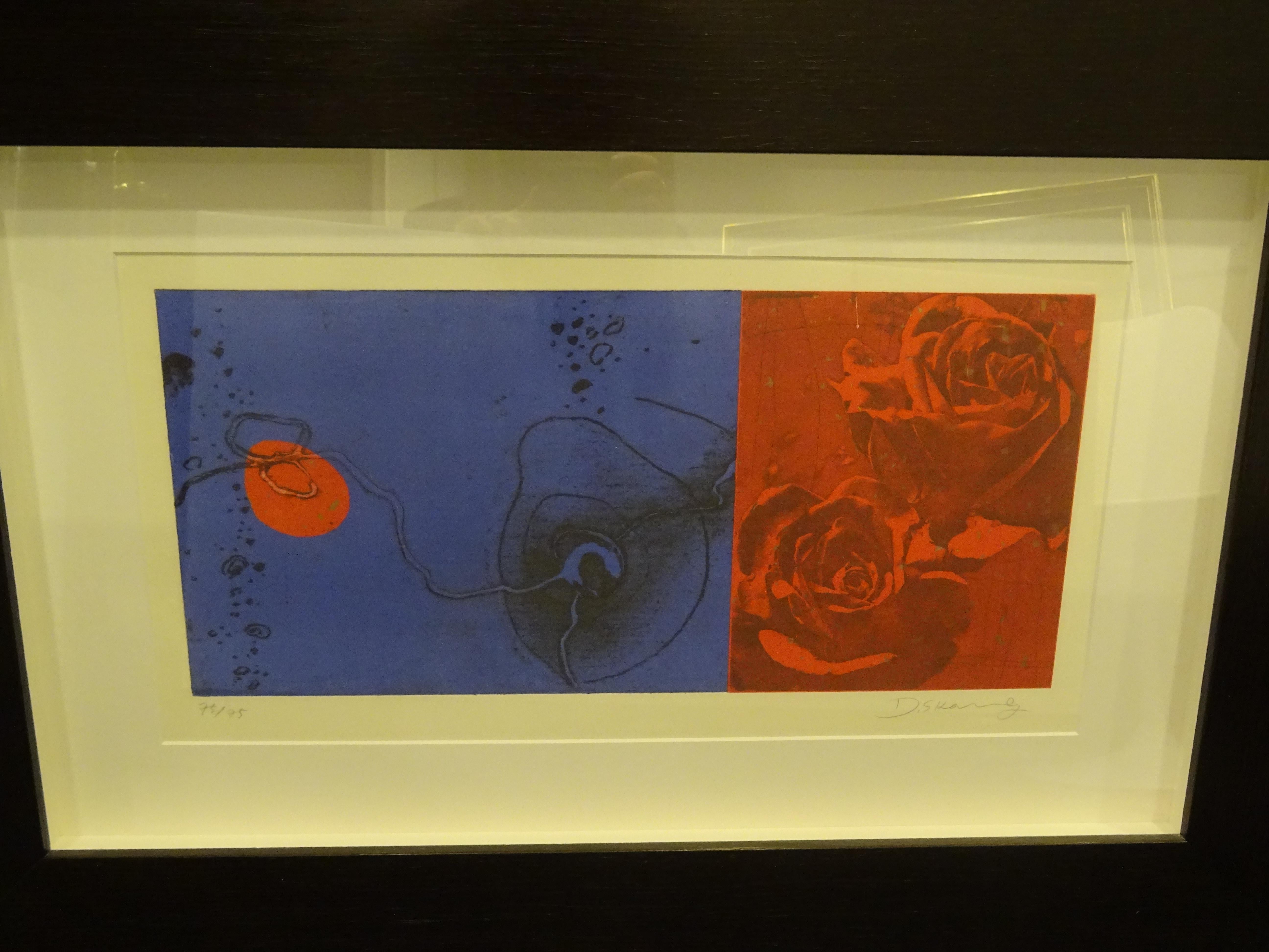Schönes Kunstwerk des zeitgenössischen koreanischen Künstlers Duck Sung Kang, ist eine geätzte oder gemischte Technik in blauer, schwarzer und roter Farbe, ein einzigartiges Stück mit großen ästhetischen Kriterien, die eine kosmopolitische Note zu