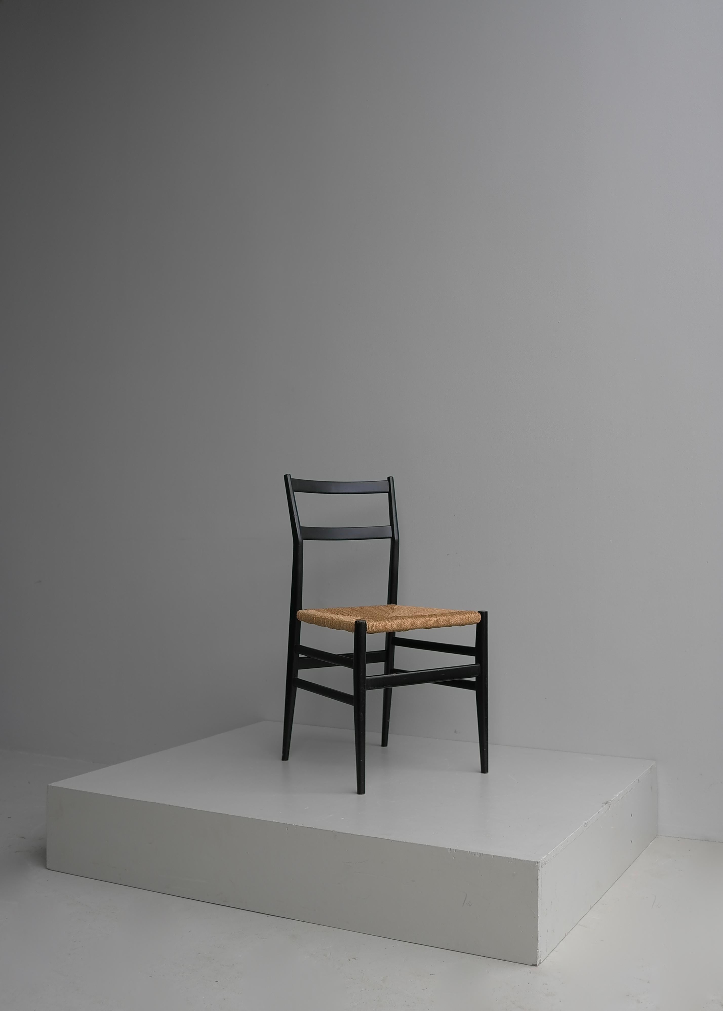 20x Sillas Gio Ponti Leggera de madera negra con asientos de cuerda, Italia 1951 Moderno de mediados de siglo en venta
