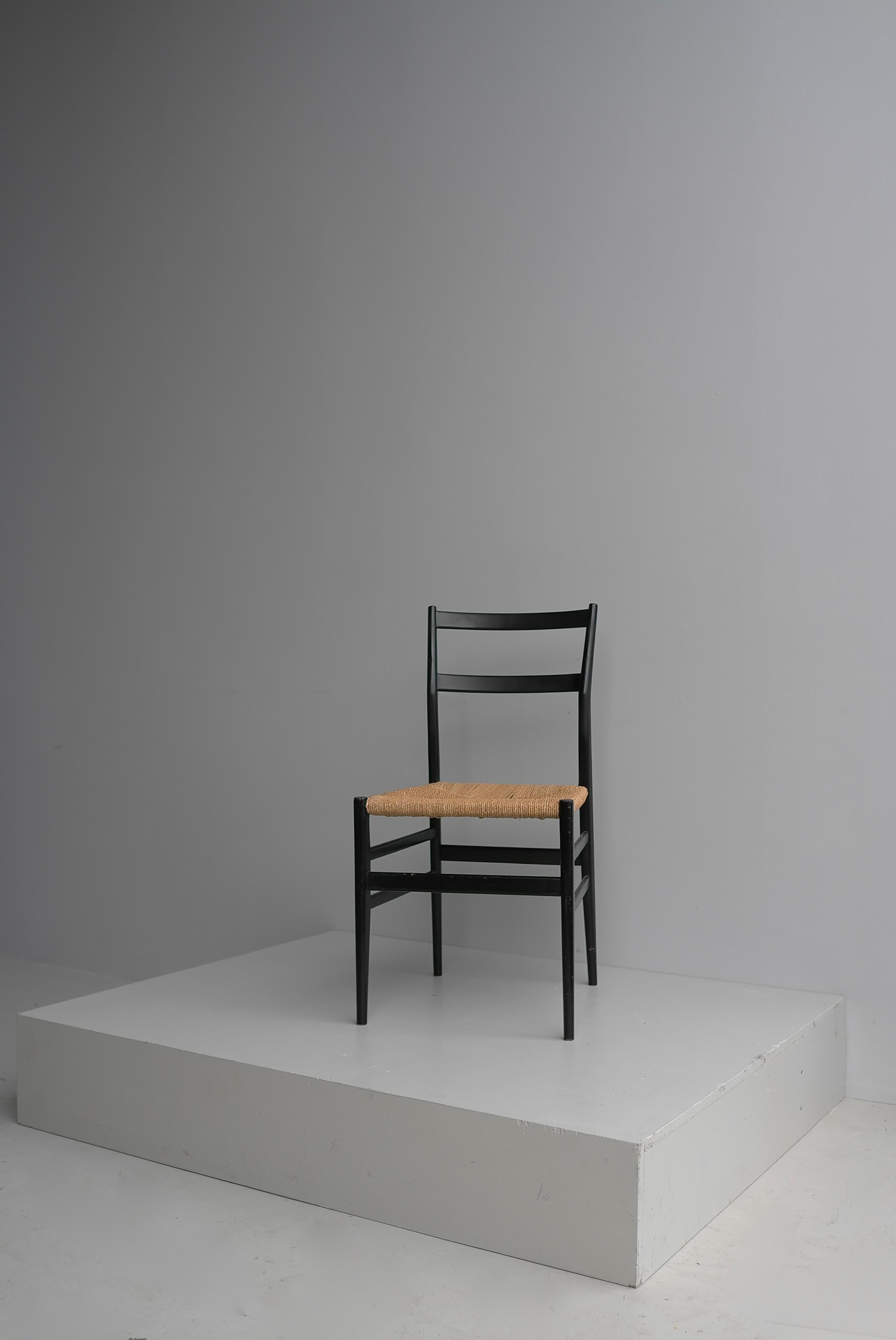 20x Sillas Gio Ponti Leggera de madera negra con asientos de cuerda, Italia 1951 Italiano en venta